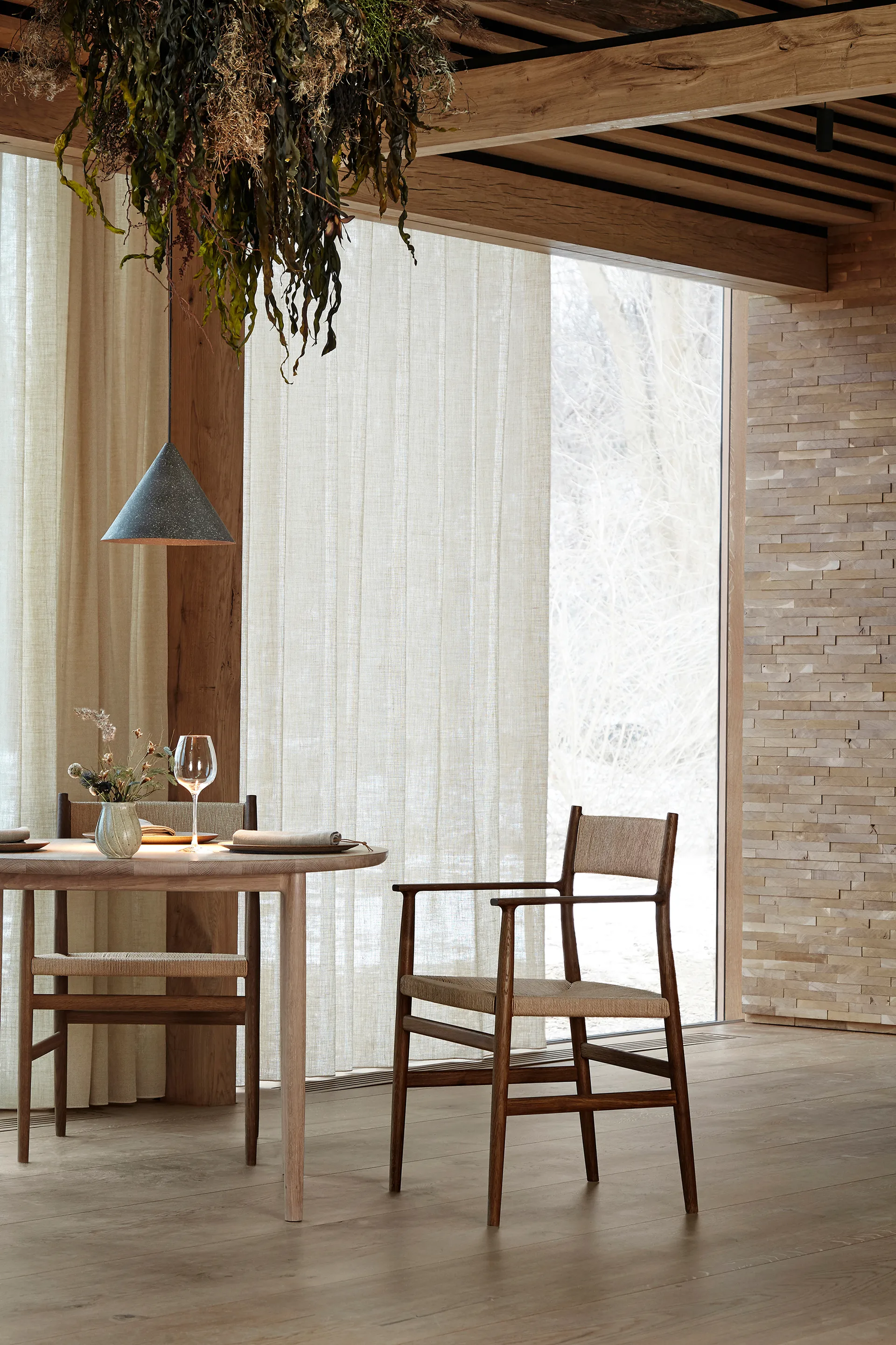 Silla con reposabrazos Arv respaldo y asiento tejidos, Roble aceitado ahumado-cordón de papel Brdr. Krüger