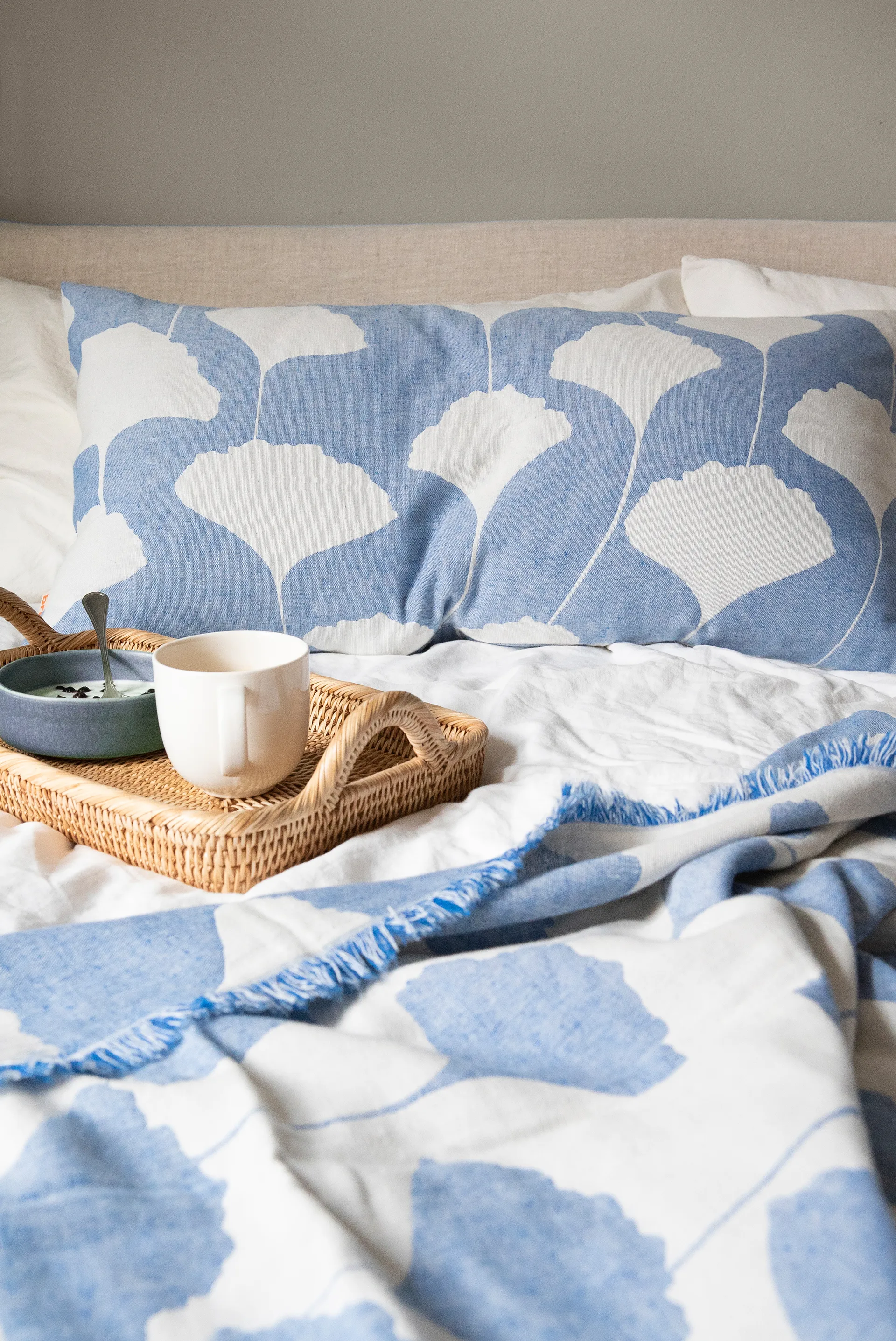Manta de algodón Ginko 130x170 cm, azul-blanco (Indigo) Brita Sweden