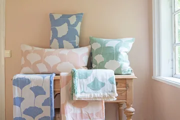 Manta de algodón Ginko 130x170 cm - verde-blanco (Emerald) - Brita Sweden