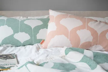 Manta de algodón Ginko 130x170 cm - verde-blanco (Emerald) - Brita Sweden