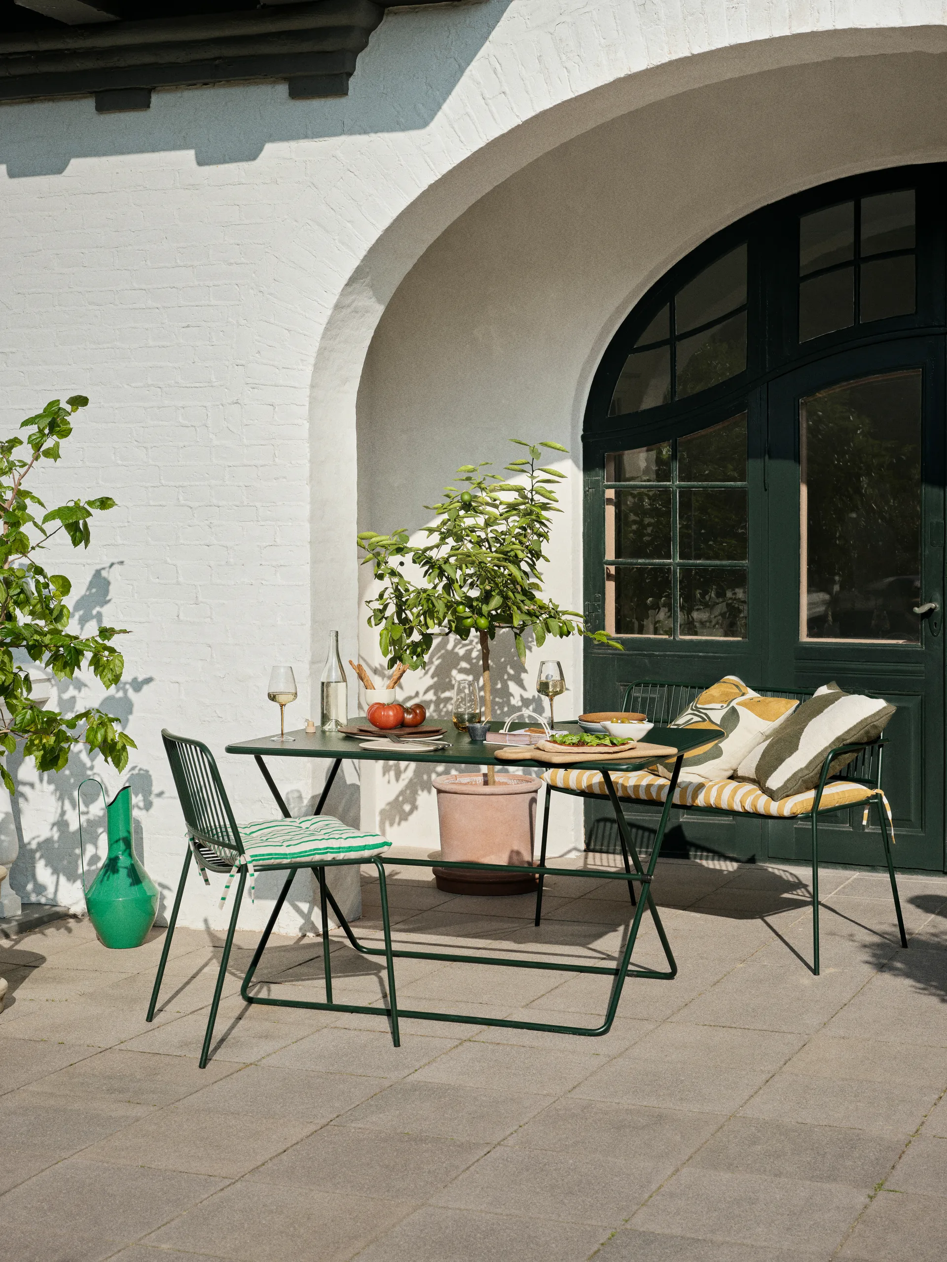 Banco con reposabrazos Eden, Forest green Broste Copenhagen