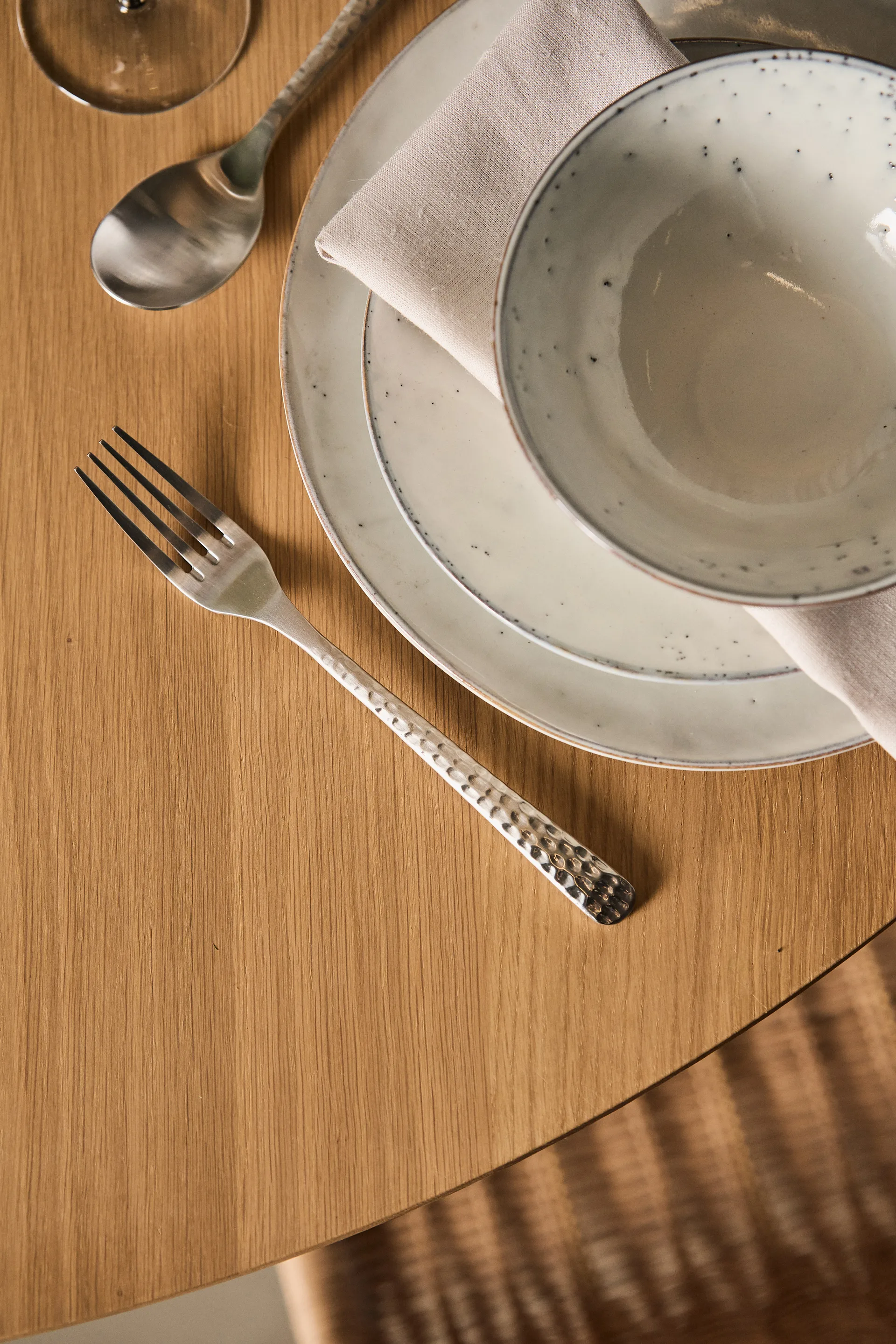 Cubiertos Hune 16 piezas, Brushed satin hammered Broste Copenhagen