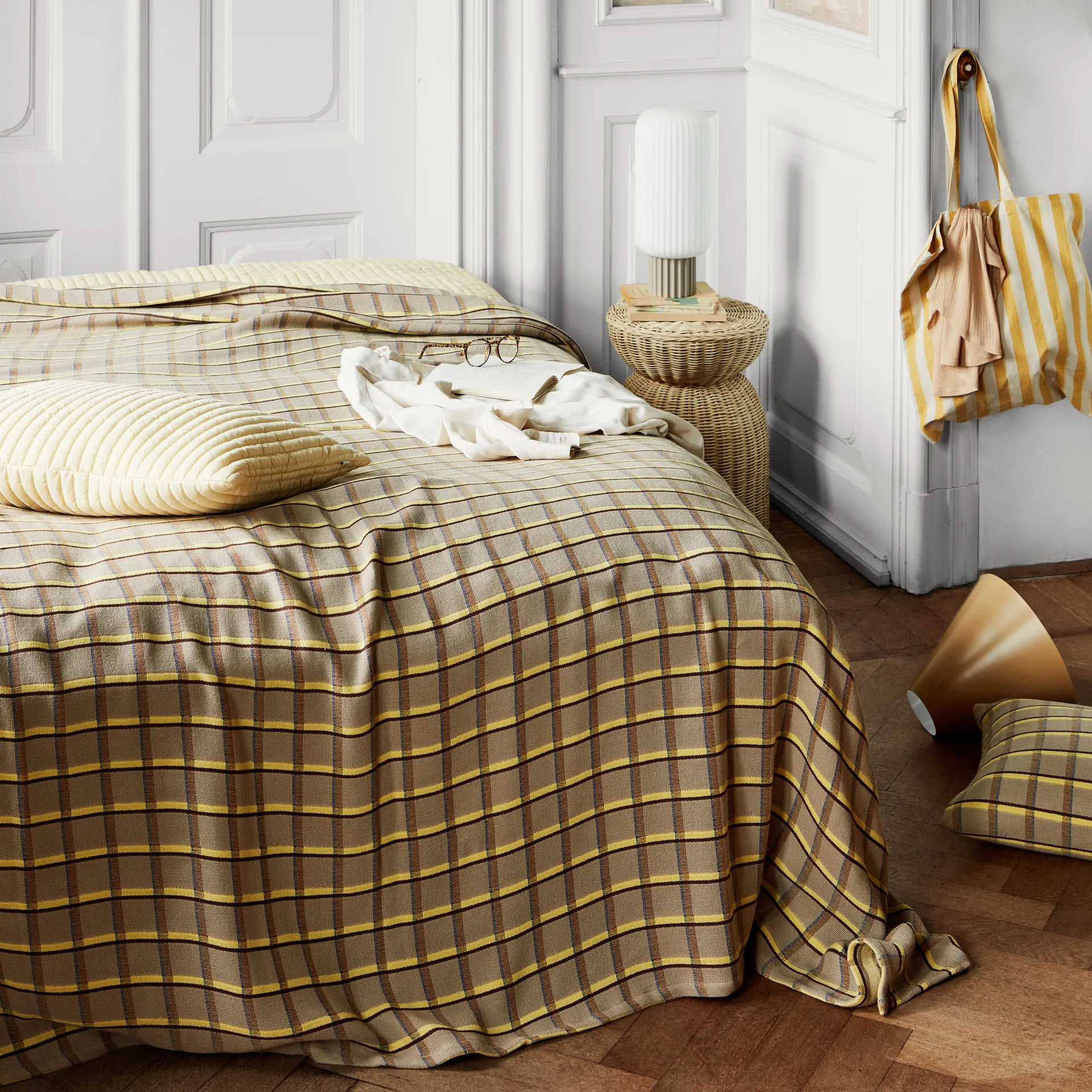 Lámpara de mesa Lolly, arena-blanco-39 cm Broste Copenhagen