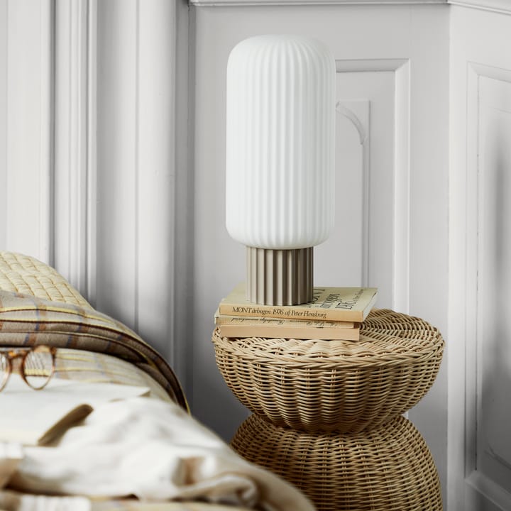 Lámpara de mesa Lolly, arena-blanco-39 cm Broste Copenhagen