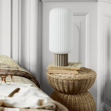 Lámpara de mesa Lolly - arena-blanco-39 cm - Broste Copenhagen