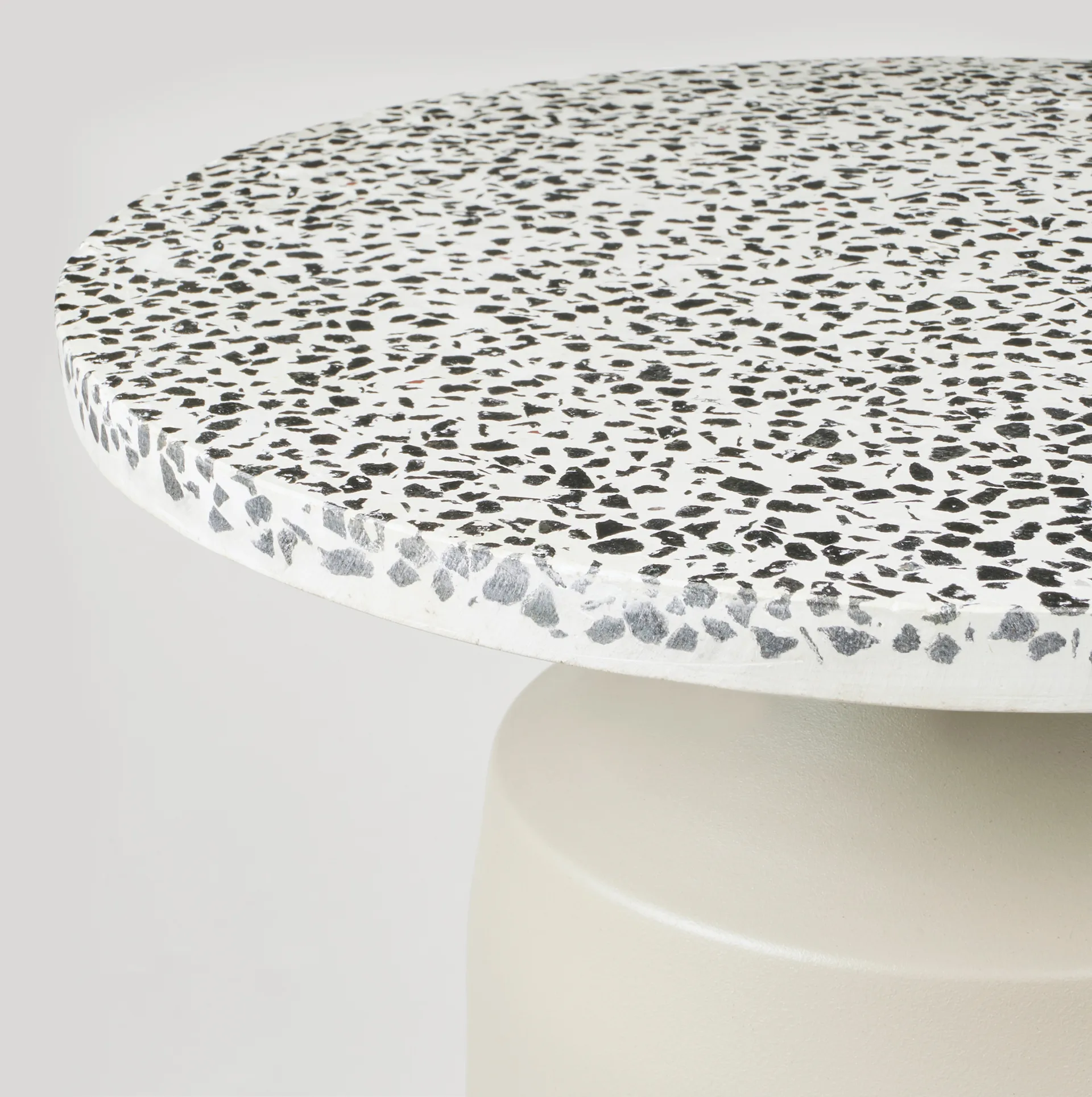 Mesita auxiliar Agari Ø45x45 cm, Rainy day grey-black Broste Copenhagen