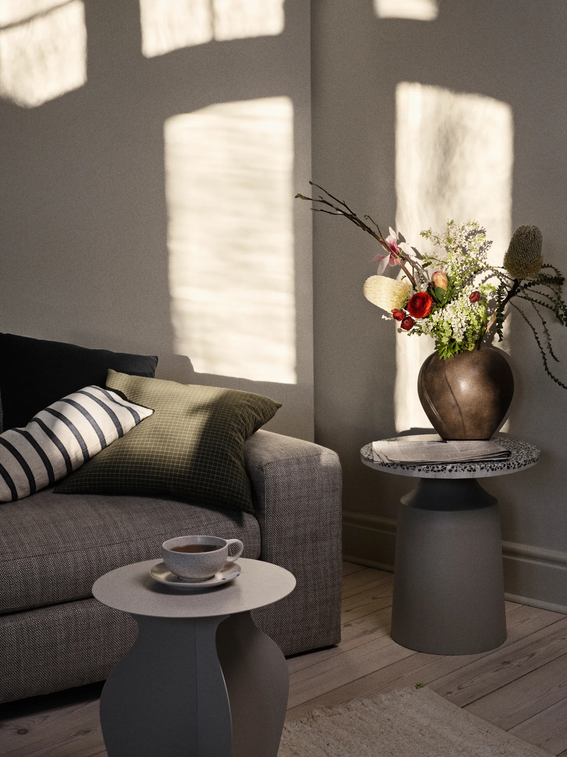 Mesita auxiliar Agari Ø45x45 cm, Rainy day grey-black Broste Copenhagen