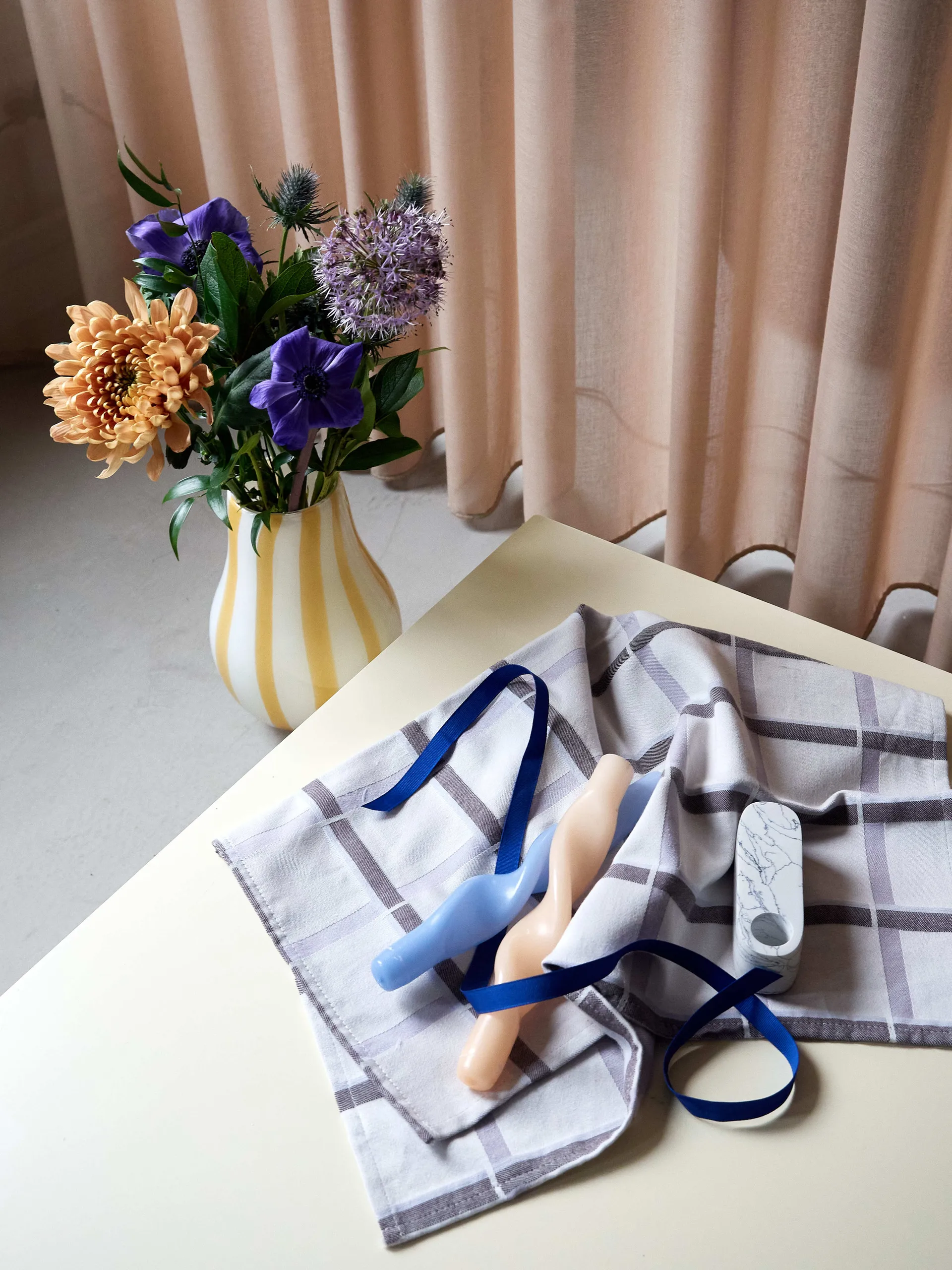 Set de 2 velas en espiral Twist twisted candles 23 cm, Walnut Broste Copenhagen