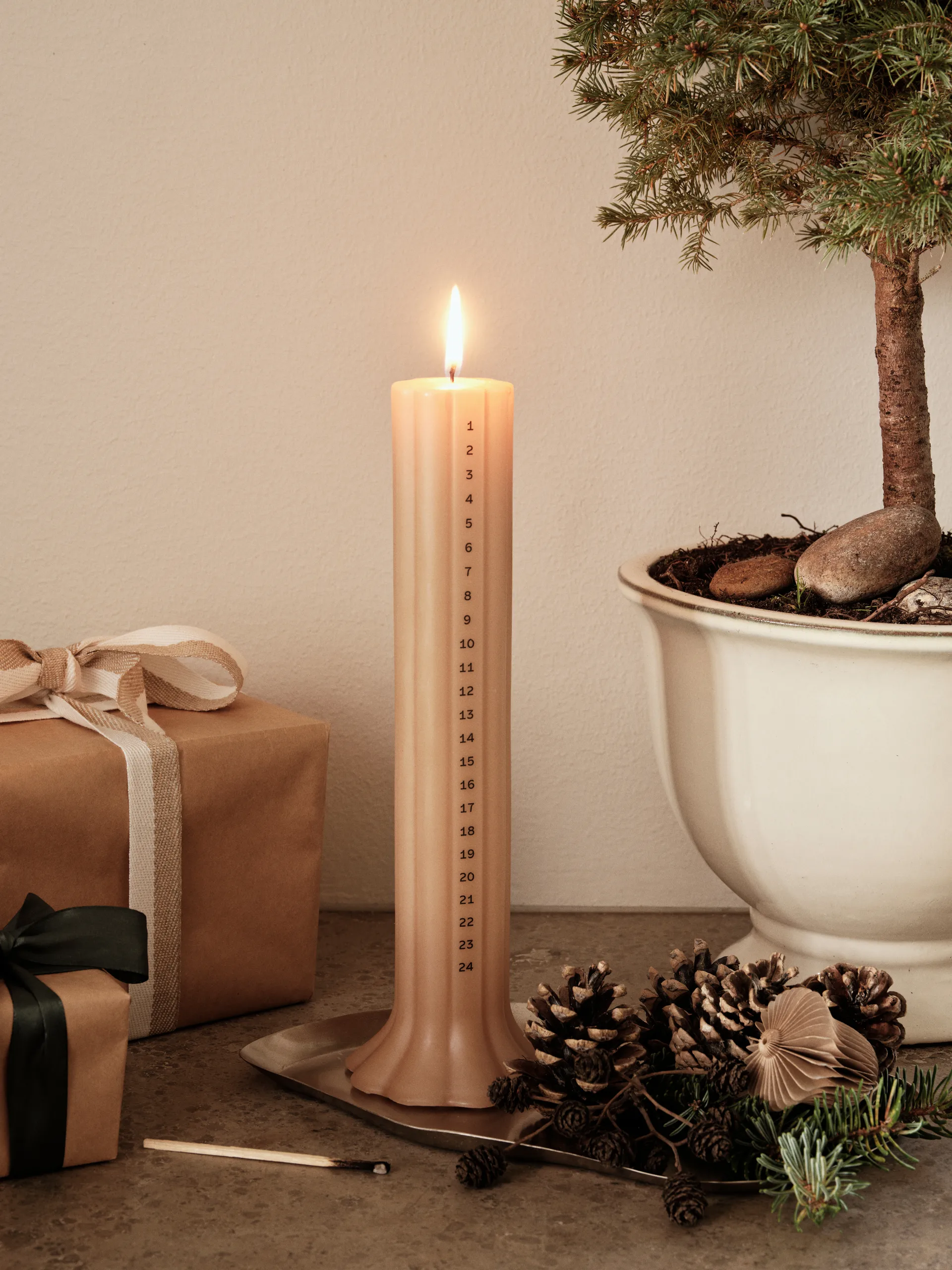 Vela de Adviento Heli, Walnut Broste Copenhagen