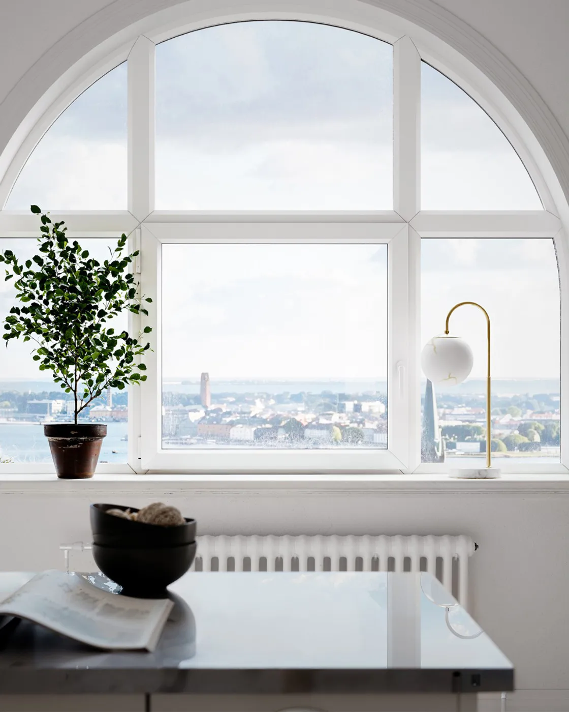 Lámpara de mesa Bellagio 60 cm, Latón-blanco By Rydéns