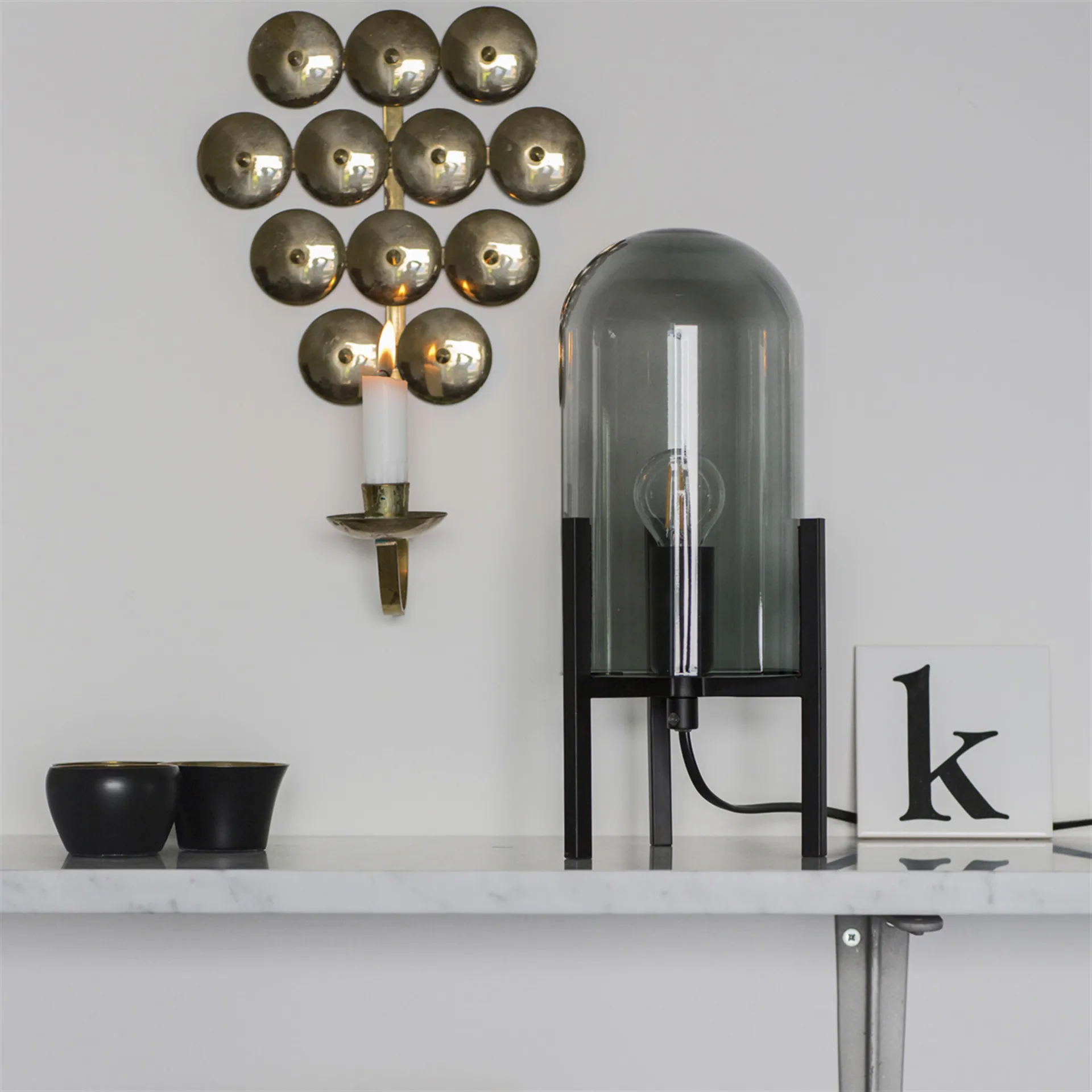 Lámpara de mesa Smokey, gris humo, negro By Rydéns