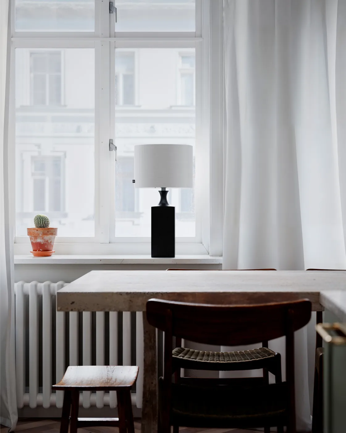 Lámpara de mesa Woody 56 cm, Negro y blanco By Rydéns