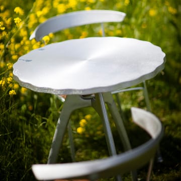Mesa de café Odd - Aluminio, soporte de aluminio en bruto, borde liso - Byarums bruk