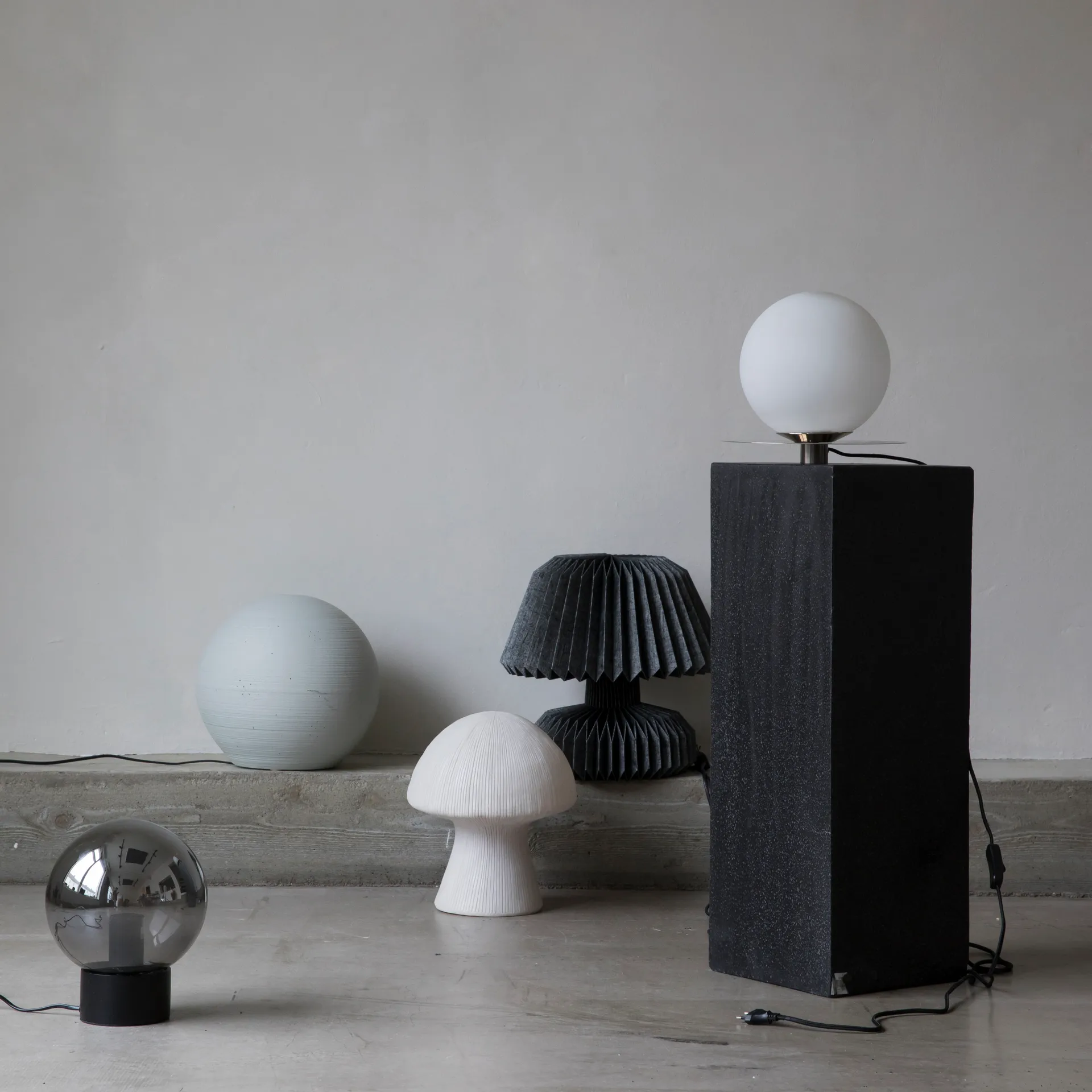 Lámpara de mesa Magic, negro-plata Byon