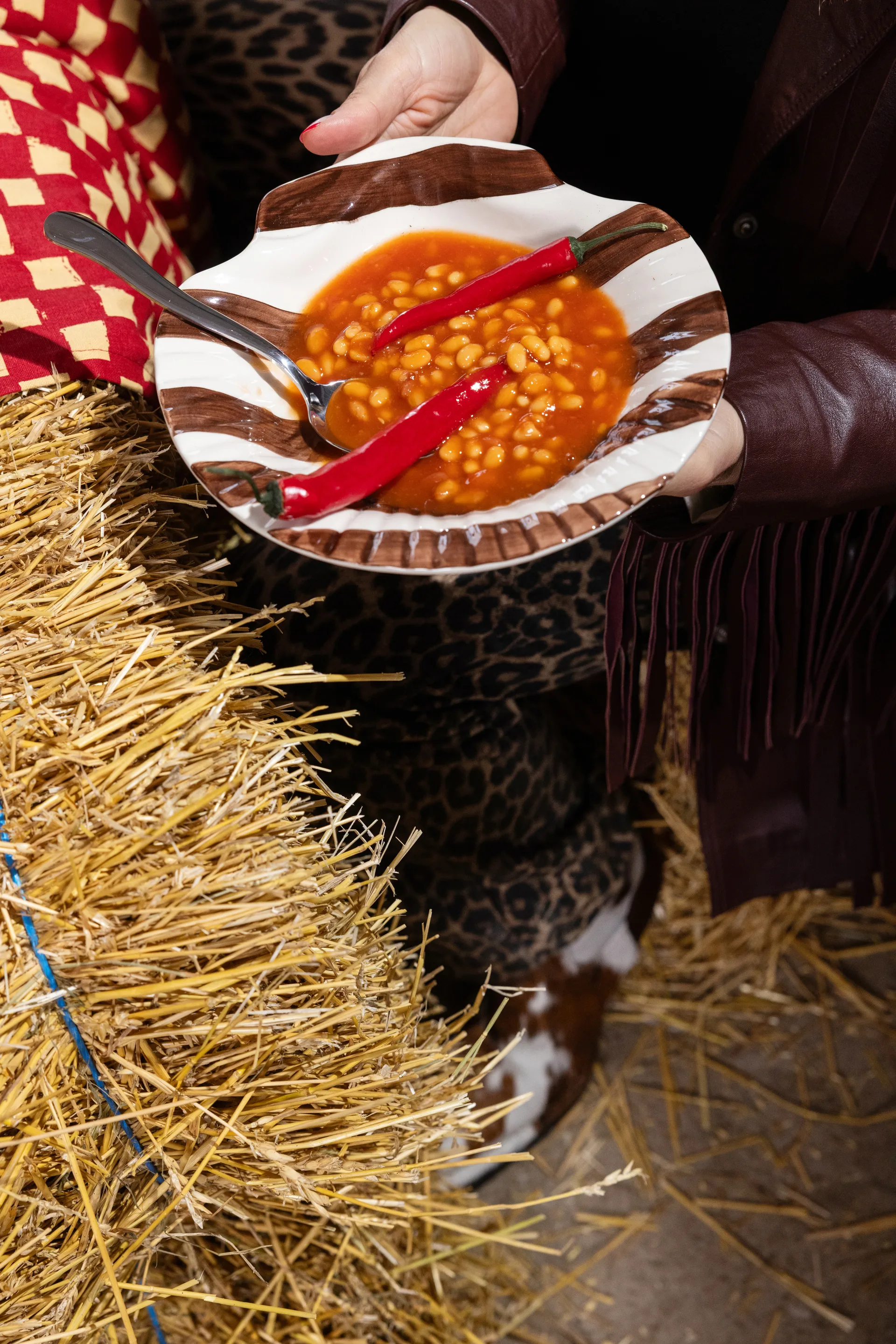 Plato Armona stripe 23,5x23,5 cm, Marrón oscuro-blanco Byon