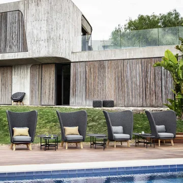 Butaca Lounge Peacock con respaldo alto - Cane-Line Natté dark grey, incl. cojines grises, patas de teca - Cane-line