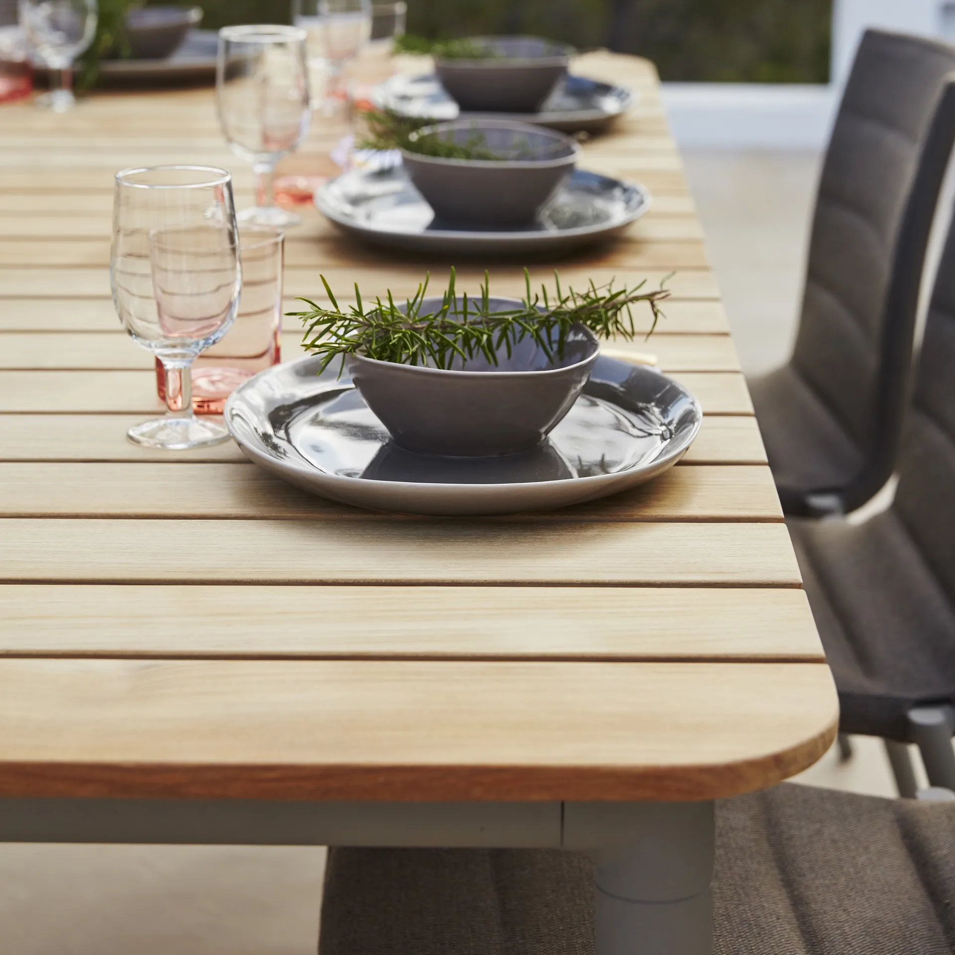 Mesa de comedor Core teca 274x100x74 cm, Soprte taupe Cane-line