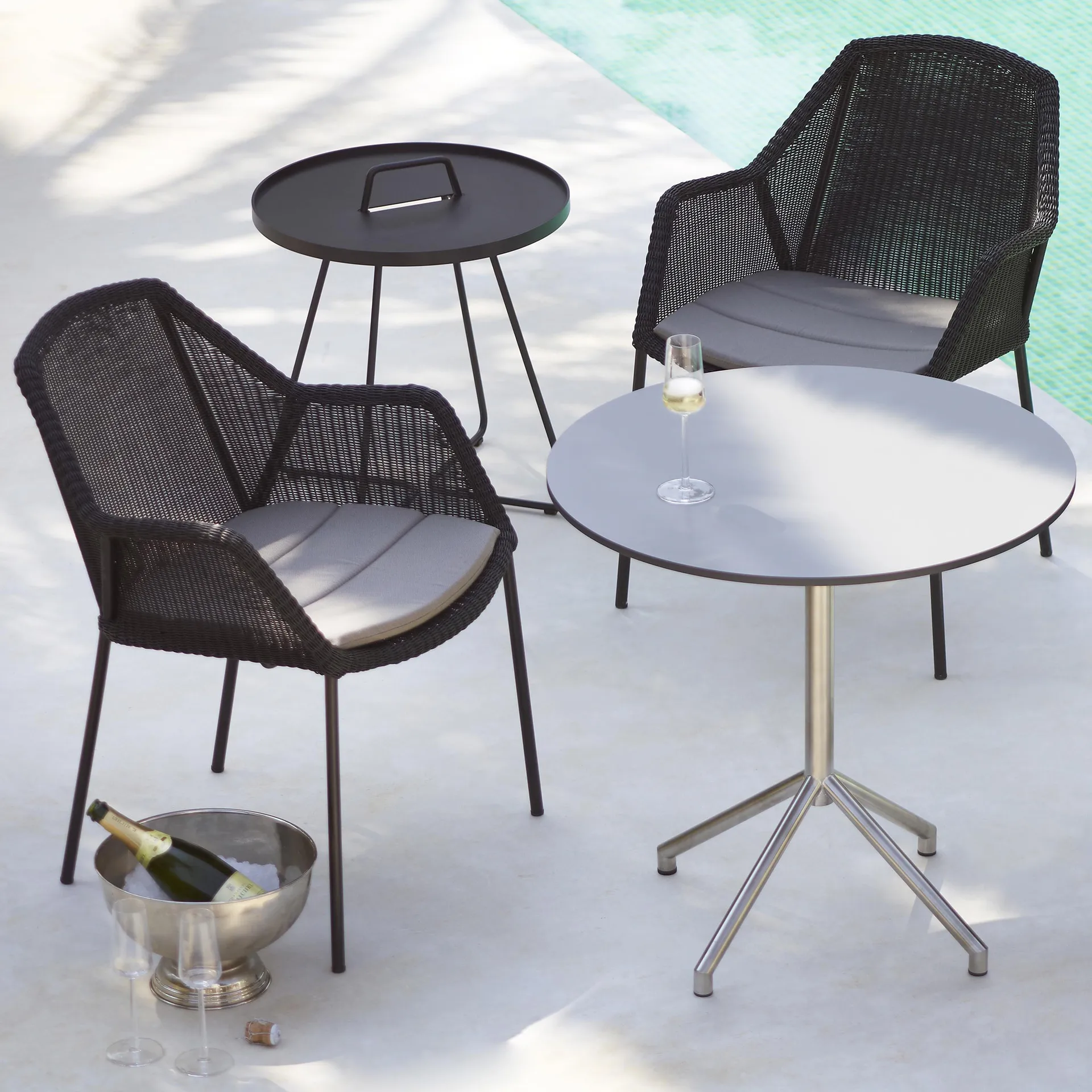 Silla con reposabrazos apilable Breeze weave, Black Cane-line