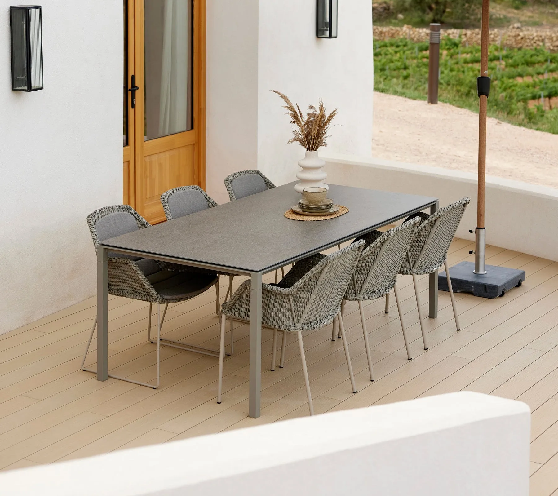 Silla con reposabrazos apilable Breeze weave, Taupe Cane-line