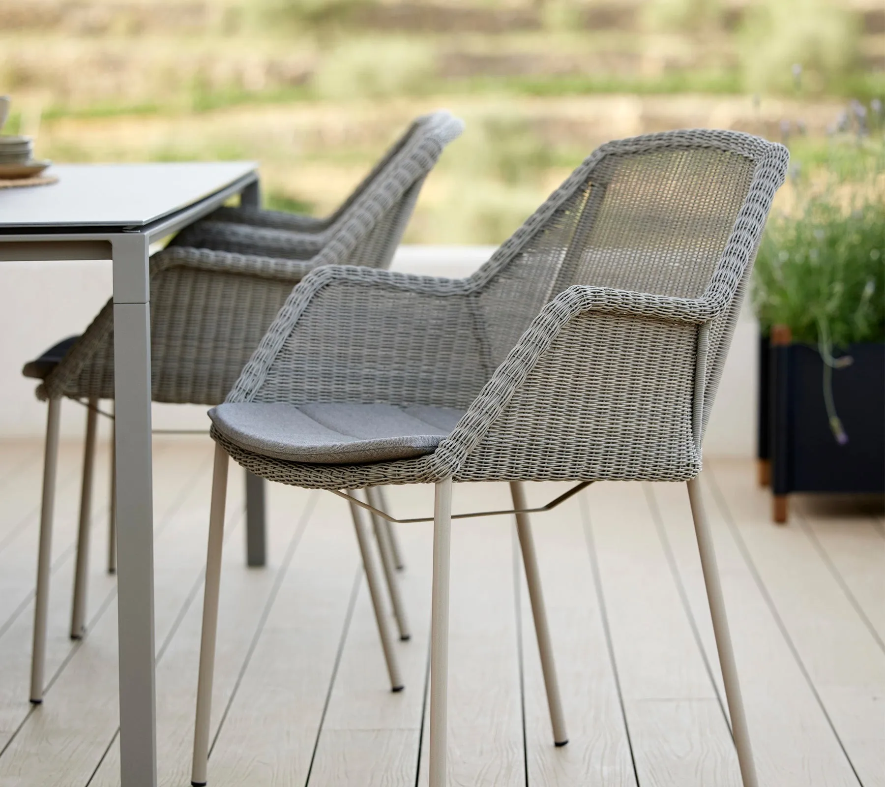 Silla con reposabrazos apilable Breeze weave, Taupe Cane-line