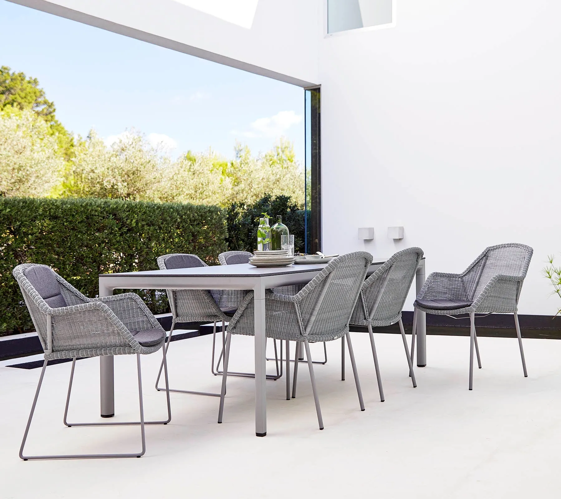 Silla con reposabrazos apilable Breeze weave, Taupe Cane-line