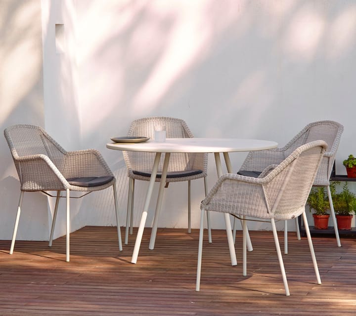 Silla con reposabrazos apilable Breeze weave, Taupe Cane-line
