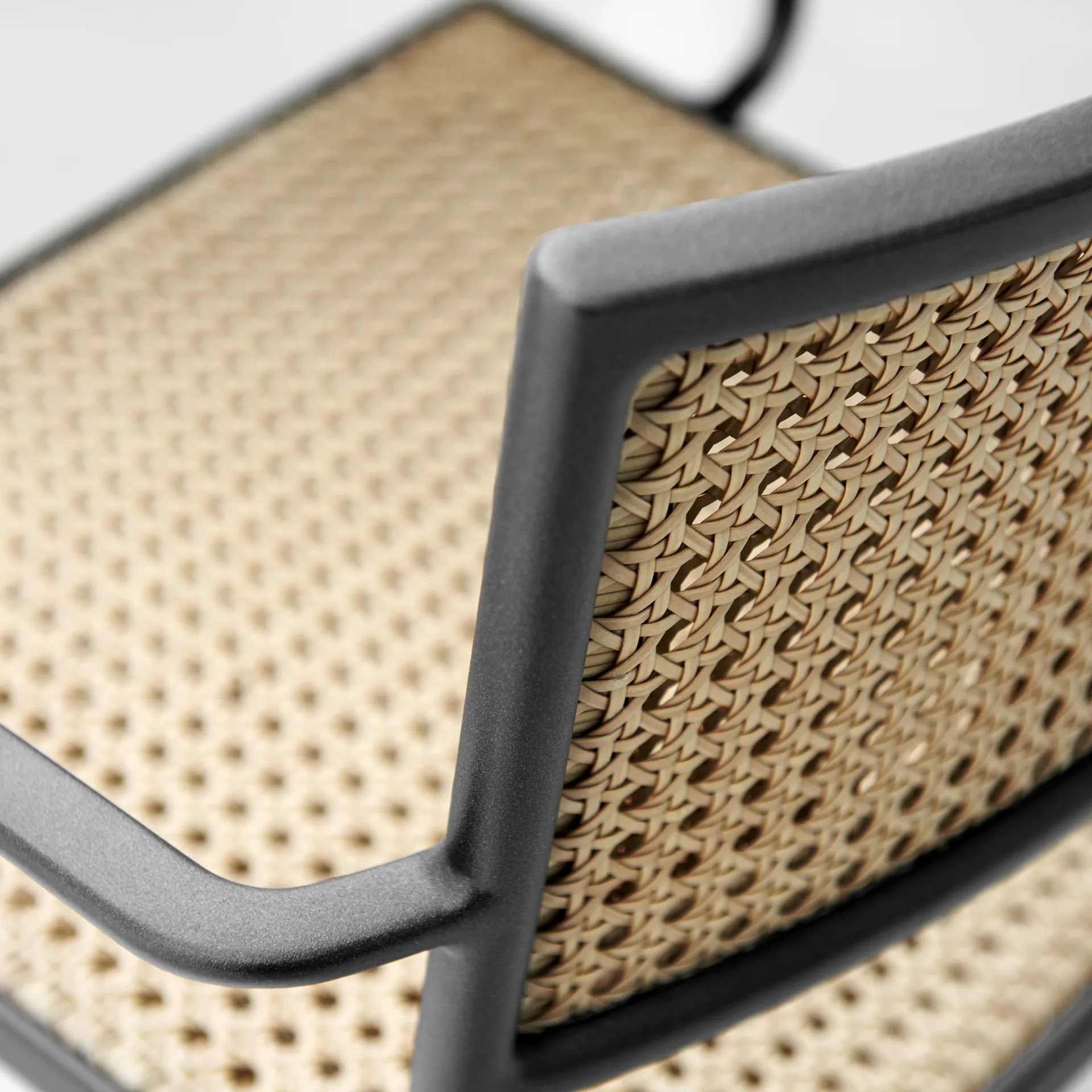 Silla con reposabrazos Less, Light grey Cane-line