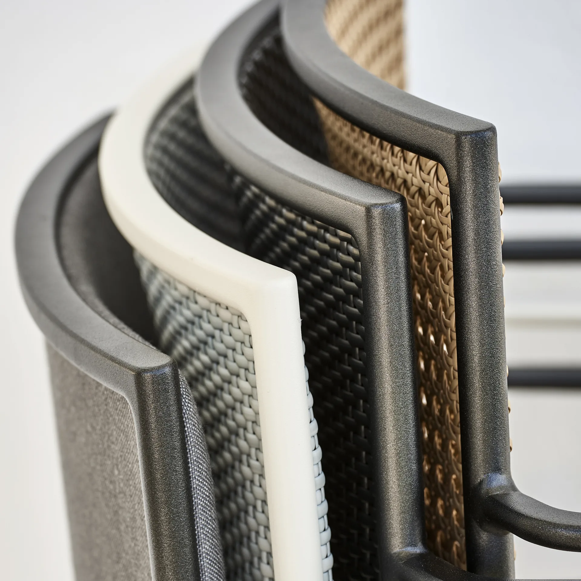 Silla con reposabrazos Less, Natural-soporte lava grey Cane-line
