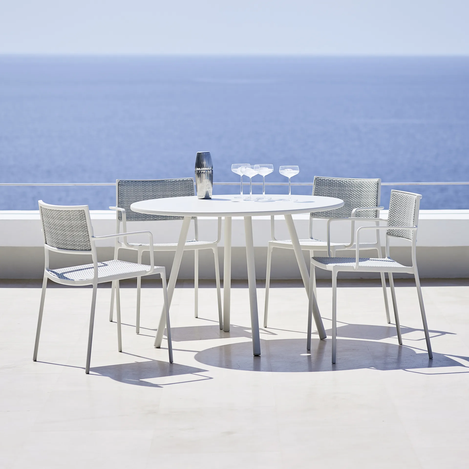 Silla con reposabrazos Less, Natural-soporte lava grey Cane-line