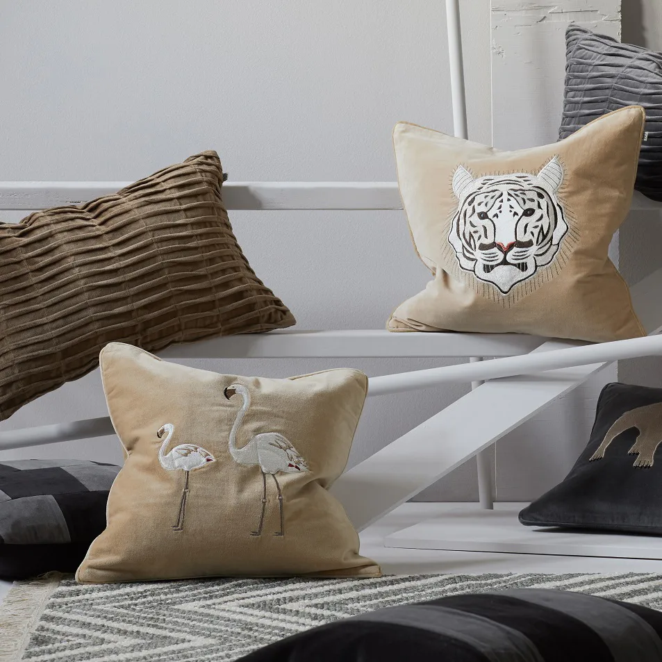 Funda de cojín Embroidered Flamingo 50x50 cm, Beige Chhatwal & Jonsson