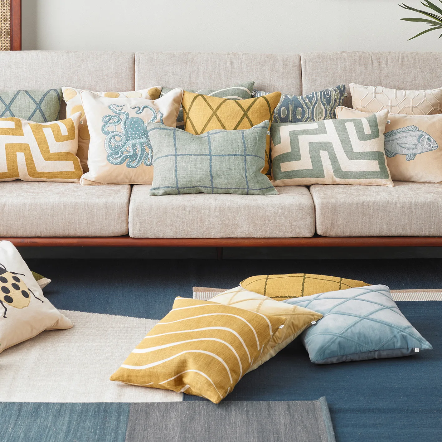 Funda de cojín Embroidered Octopus 50x50 cm, Beige-aqua Chhatwal & Jonsson