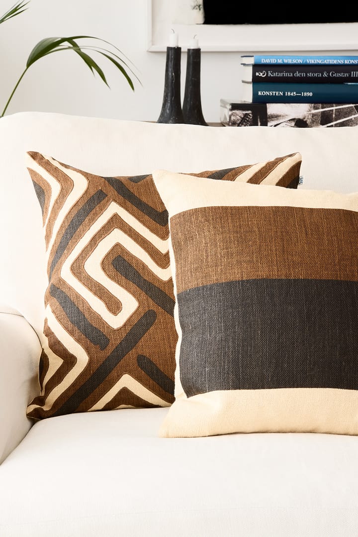 Funda de cojín Kumar 50x50 cm, Taupe-Dark Brown Chhatwal & Jonsson