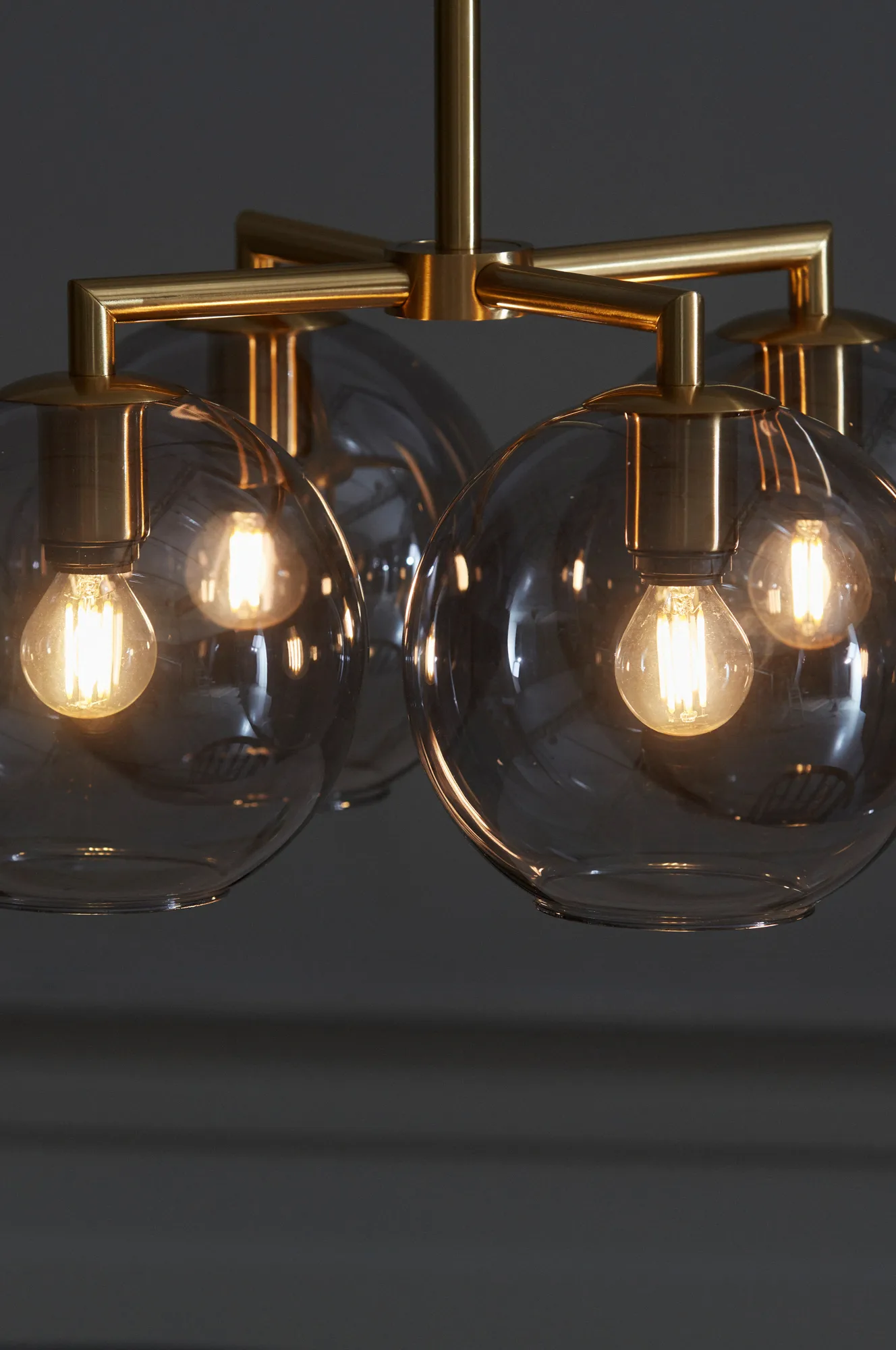 Lámpara colgante Ture 30 cm, latón-vidrio ahumado CO Bankeryd