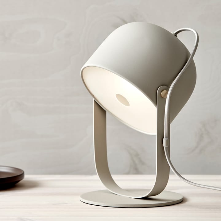 Lámpara de mesa Svejk 18, Beige-latón CO Bankeryd
