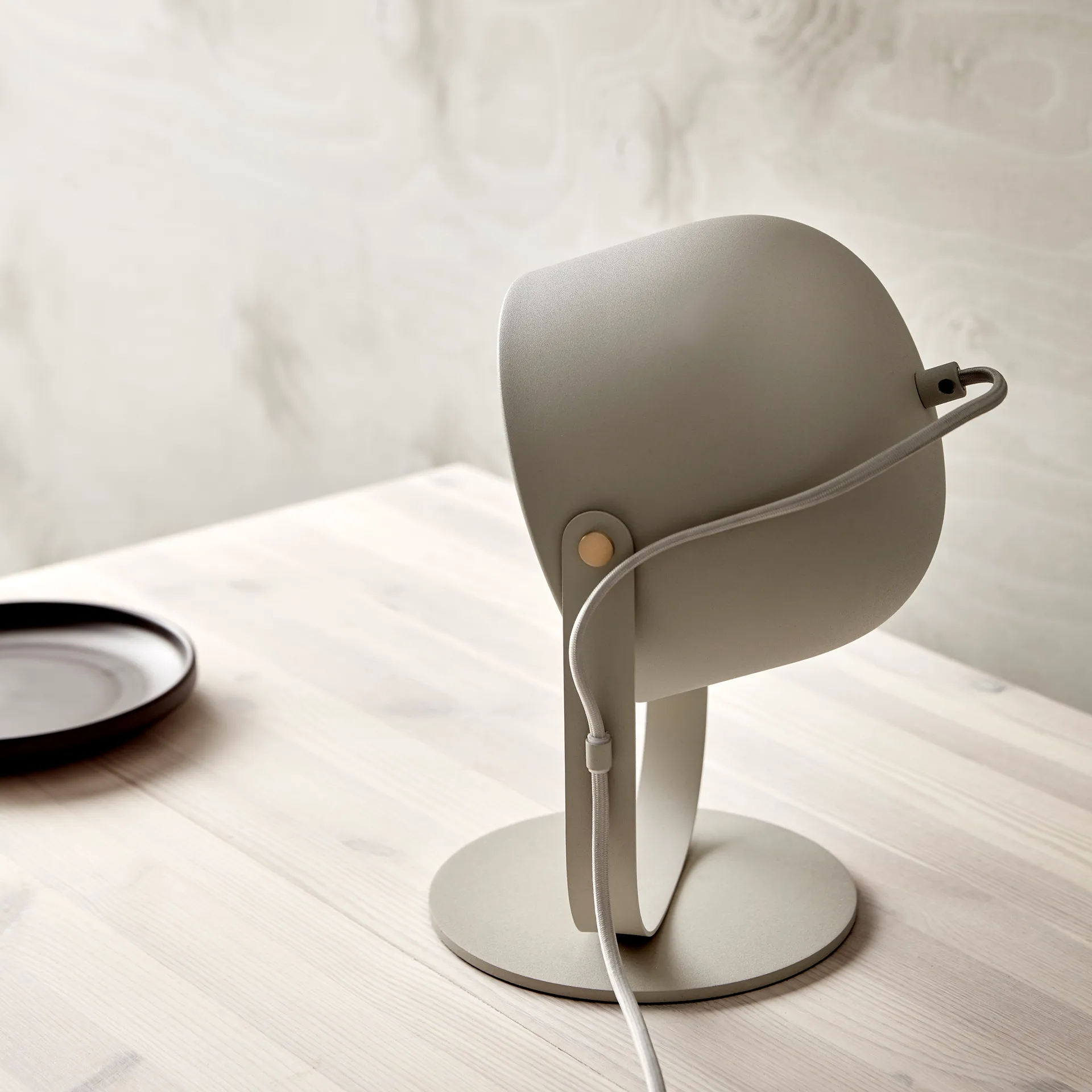 Lámpara de mesa Svejk 18, Beige-latón CO Bankeryd