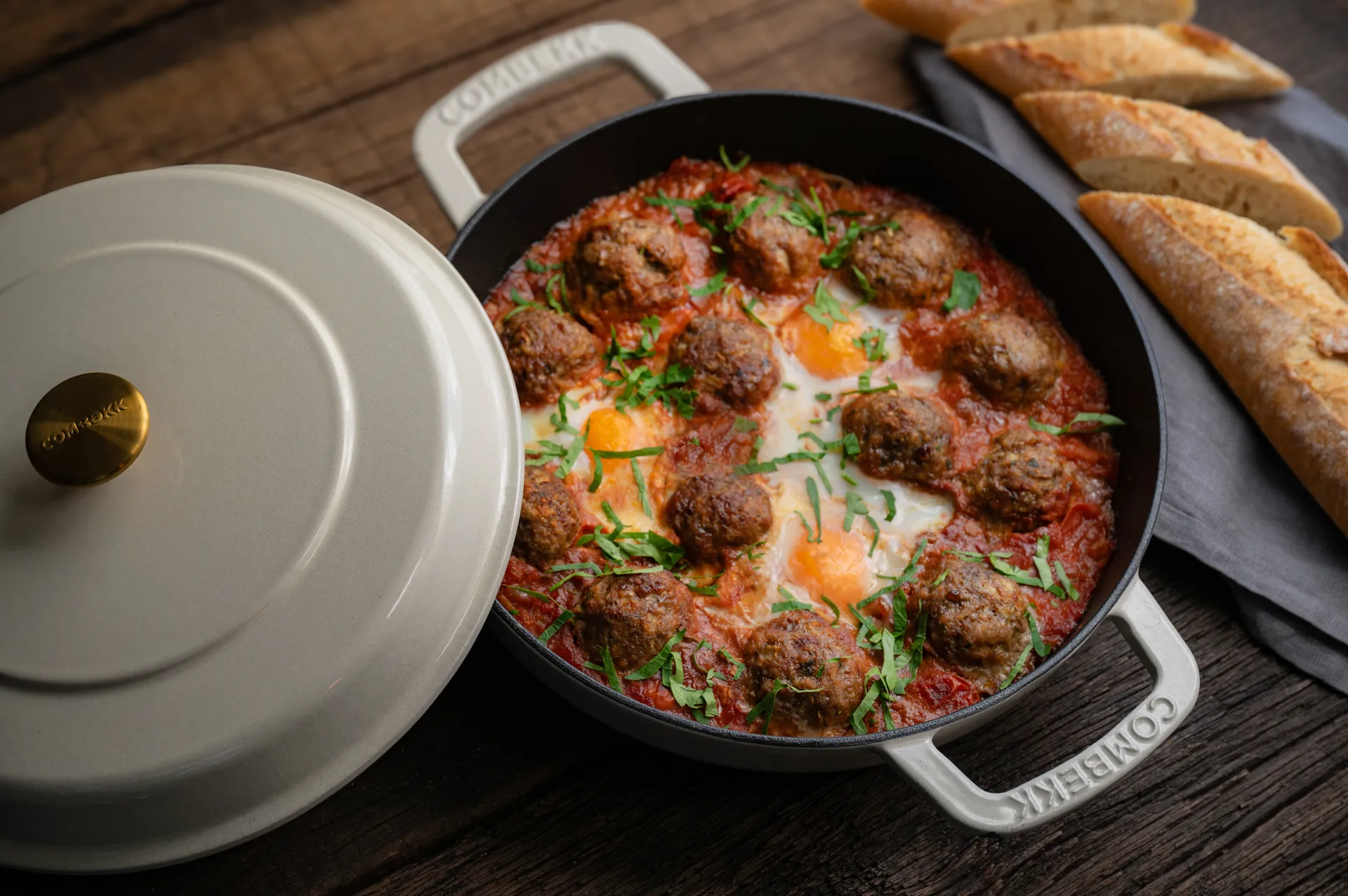 Cazuela de hierro fundido esmaltado Combekk Enameled Ø28 cm, Pomo sand-gold Combekk