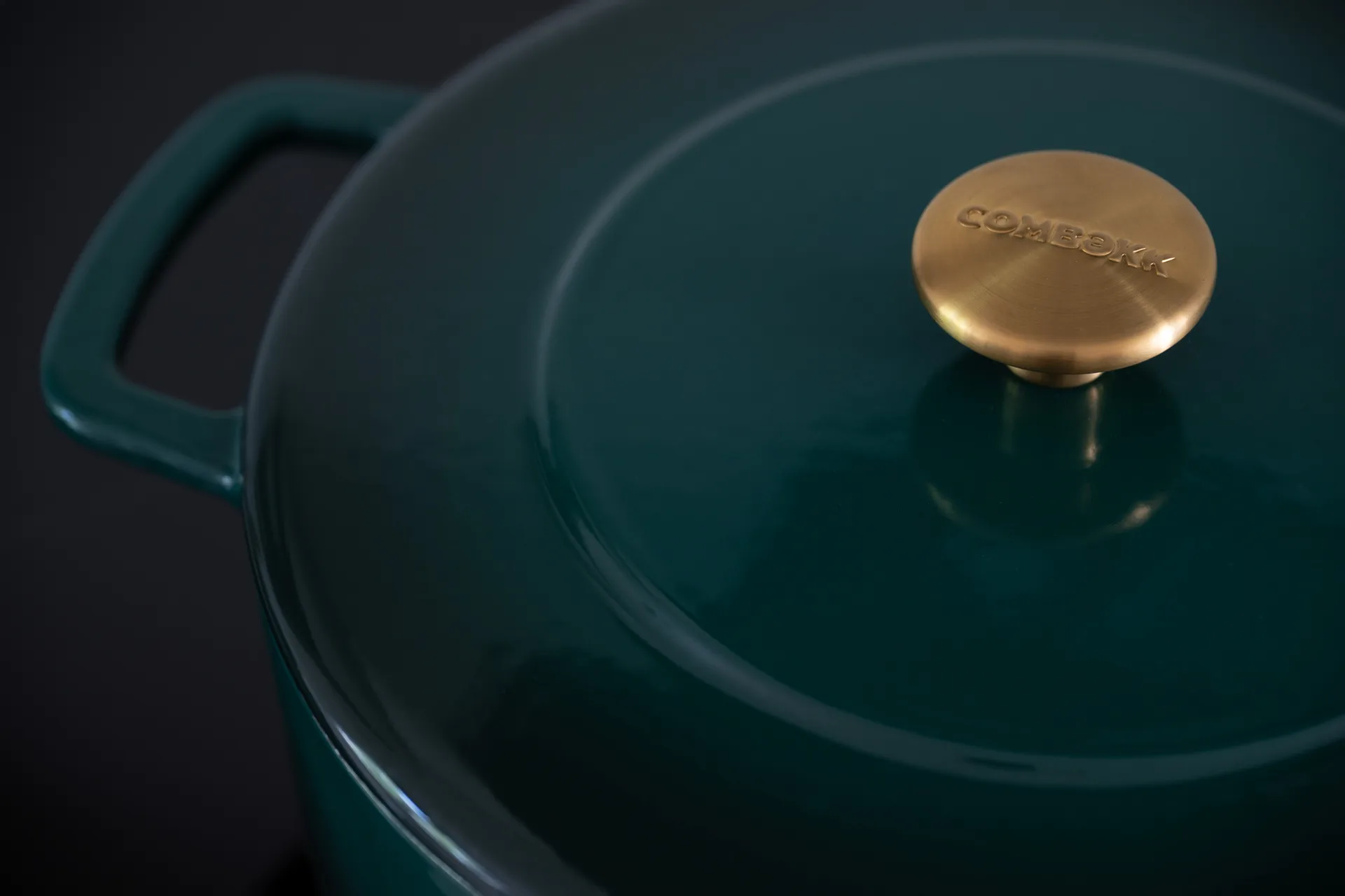 Olla de hierro fundido esmaltada Combekk Enameled Ø28 cm , Holly Green-pomo gold Combekk