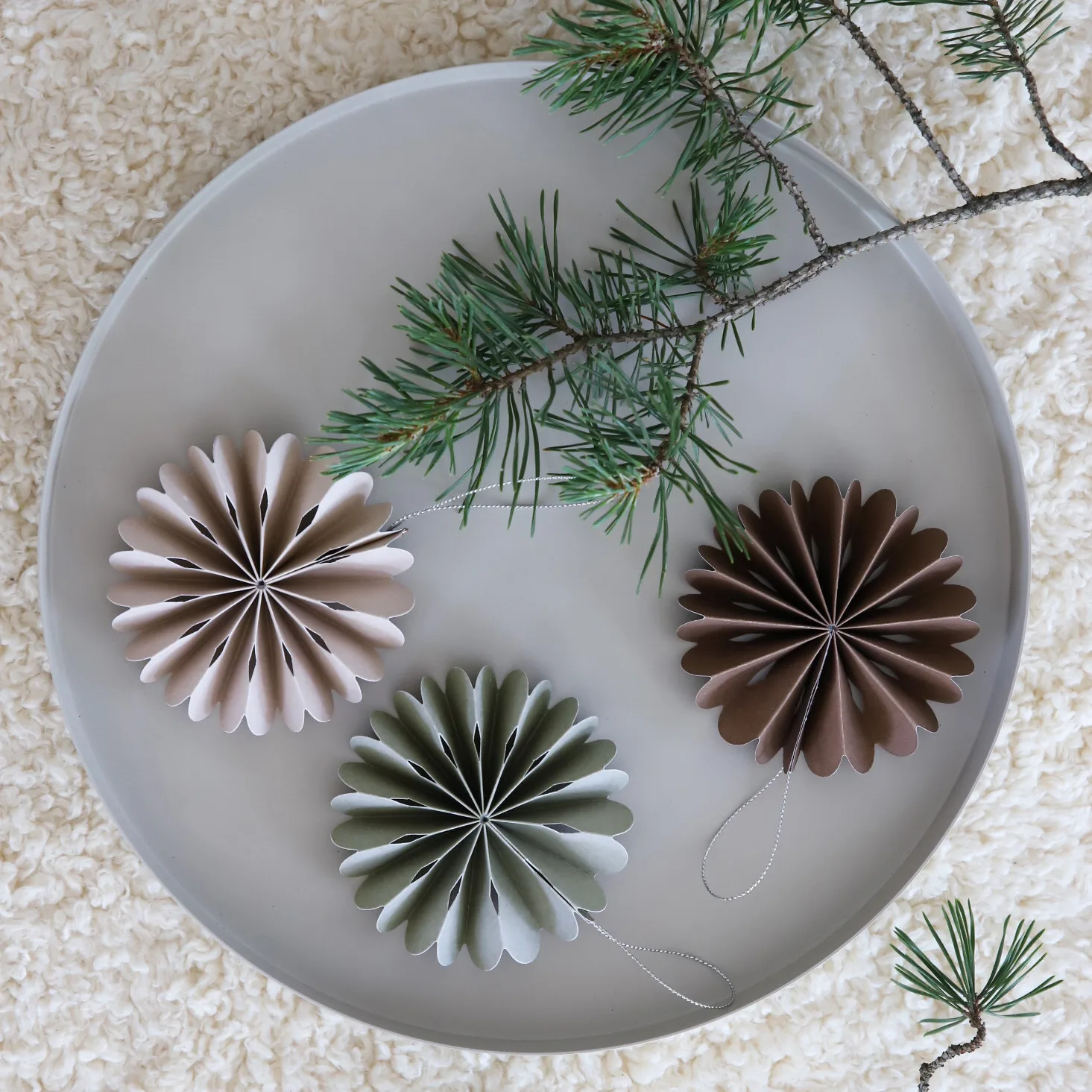 2 Colgantes de Navidad Paper Flowers, Sand Cooee Design