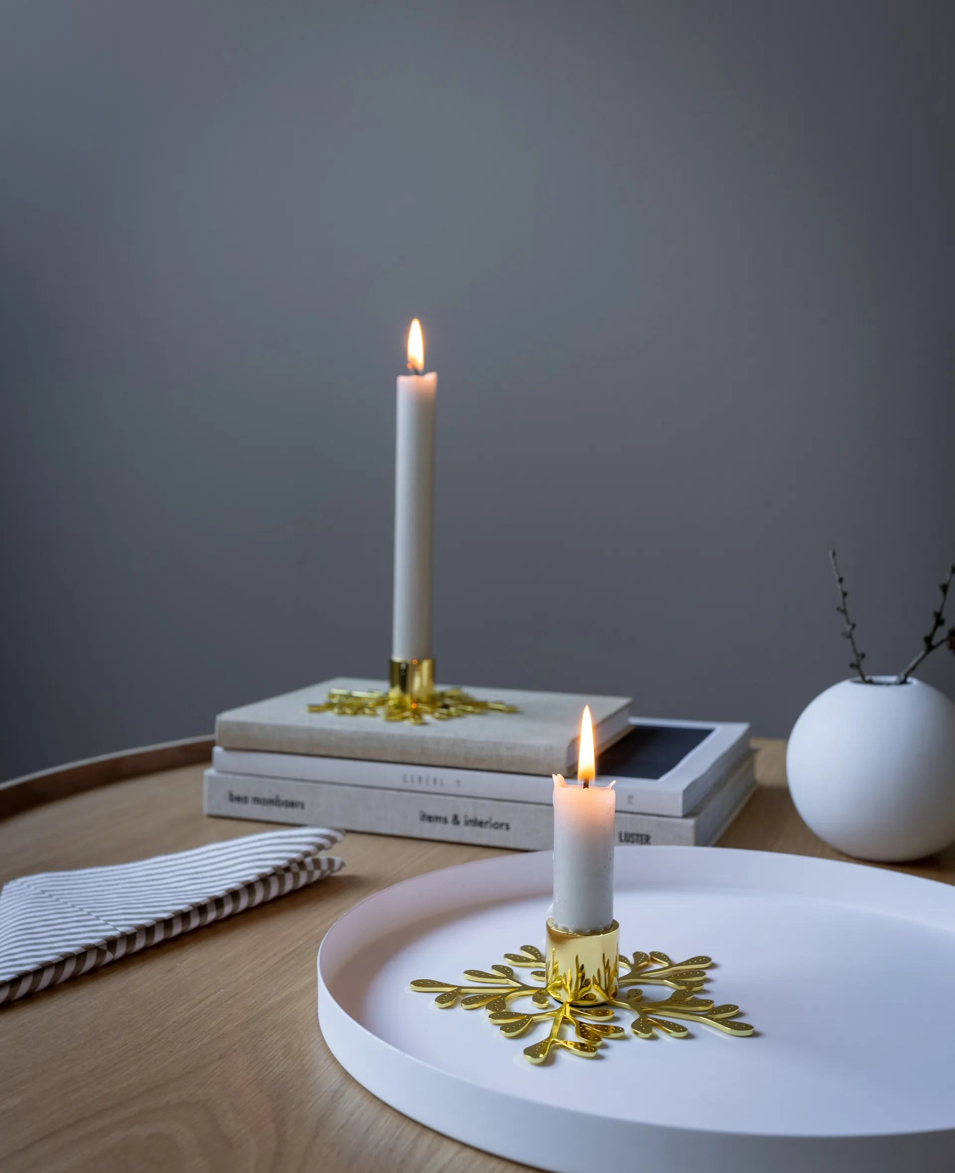 Candelabro Mistletoe, latón Cooee Design