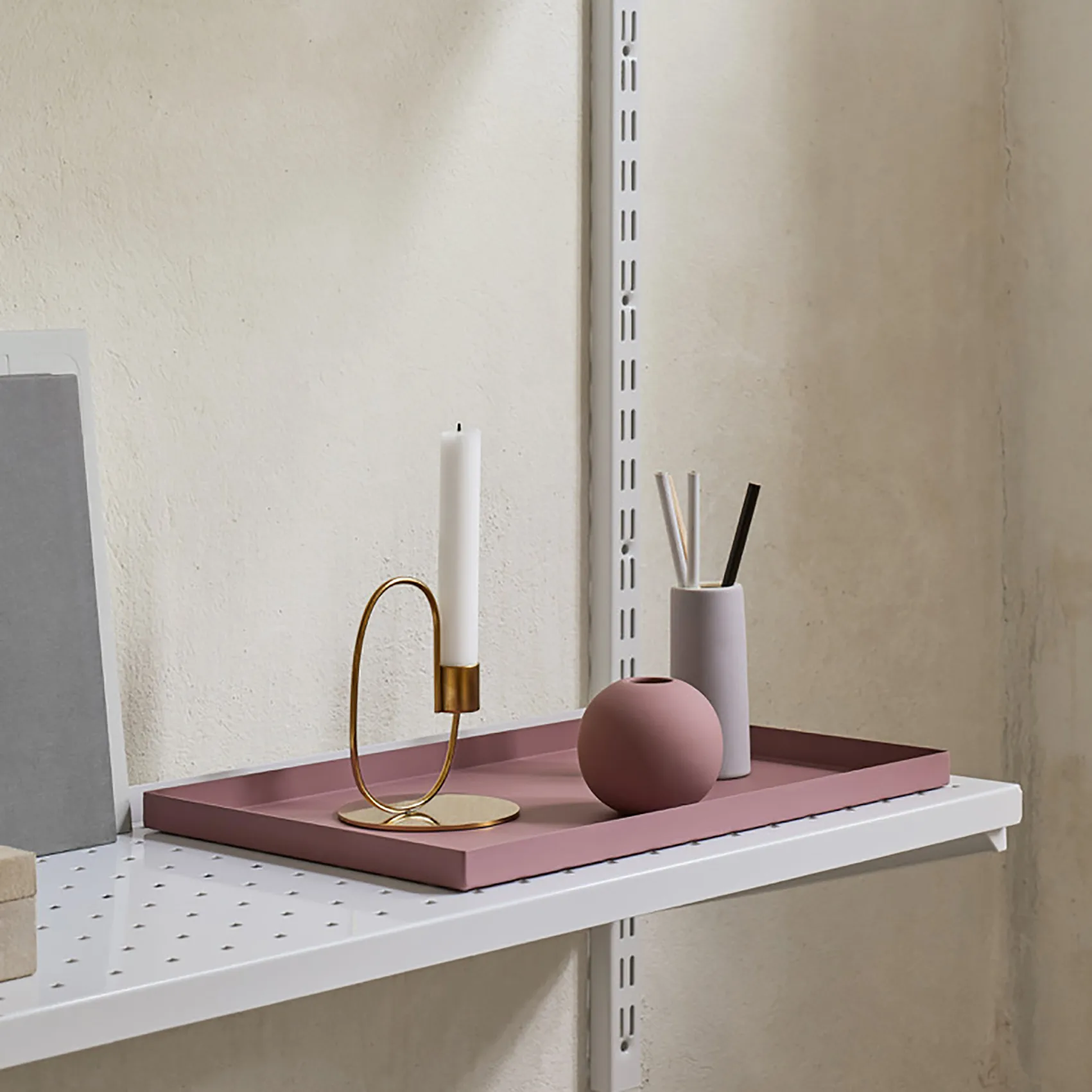 Candelabro Swoop, latón Cooee Design