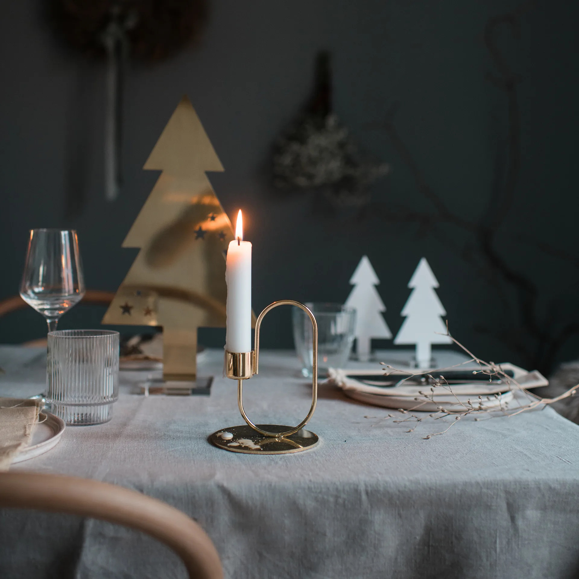 Candelabro Swoop, latón Cooee Design