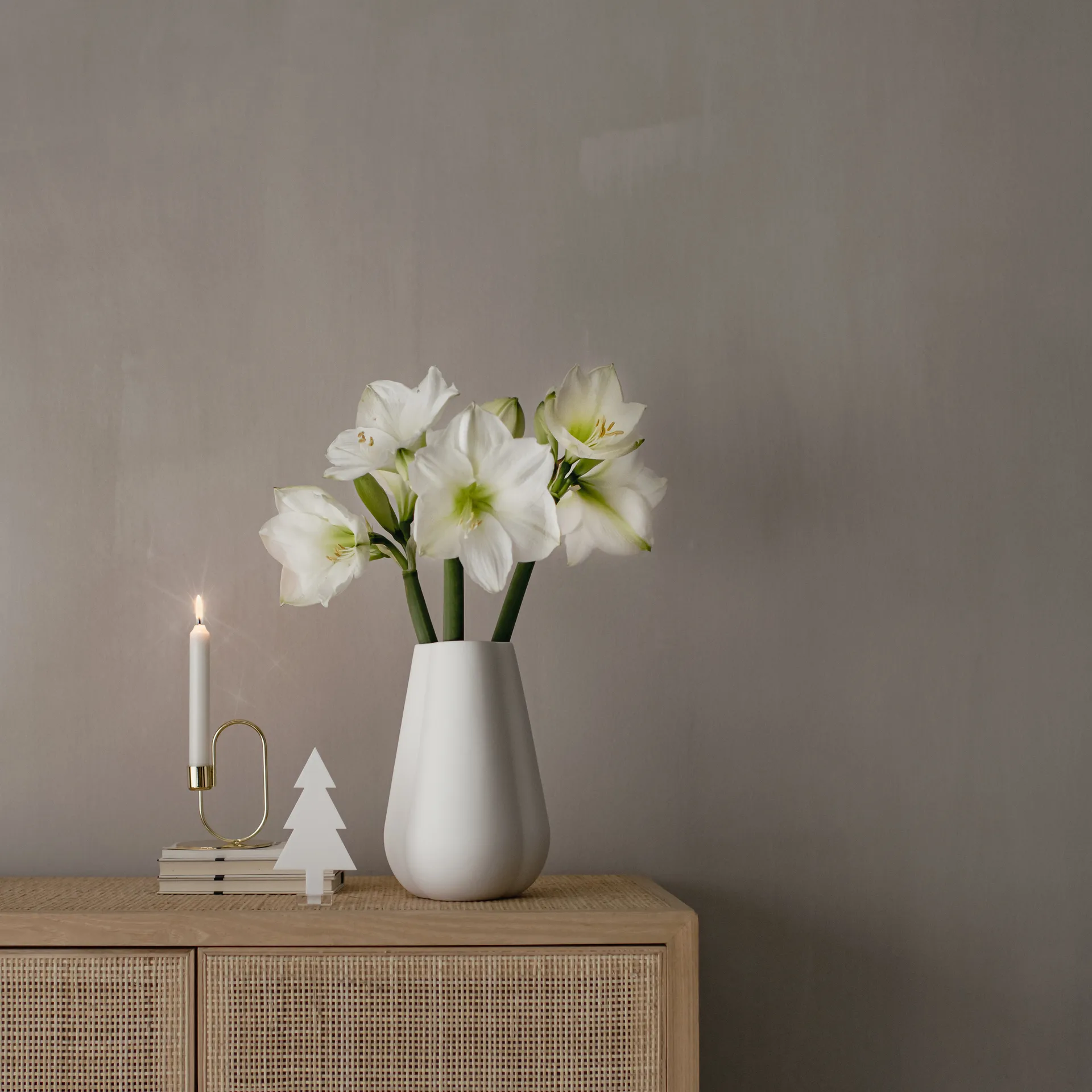 Candelabro Swoop, latón Cooee Design