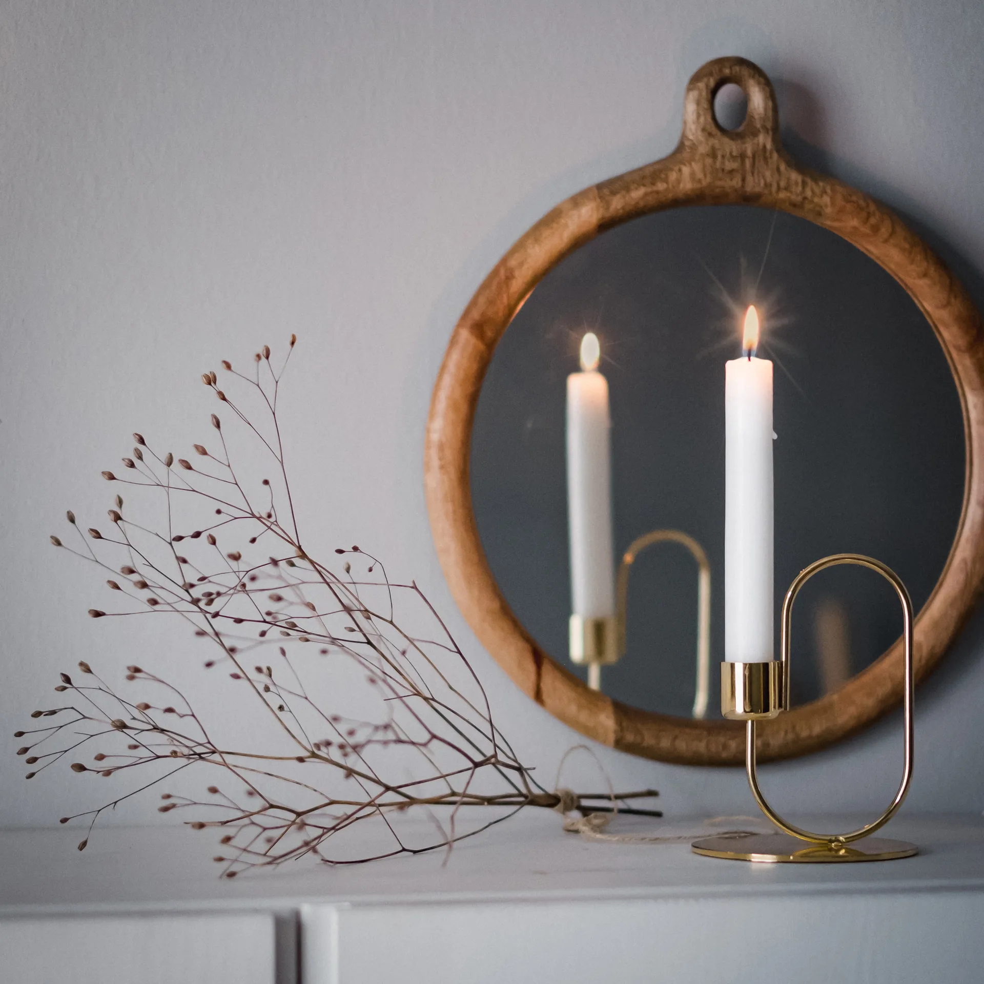 Candelabro Swoop, latón Cooee Design