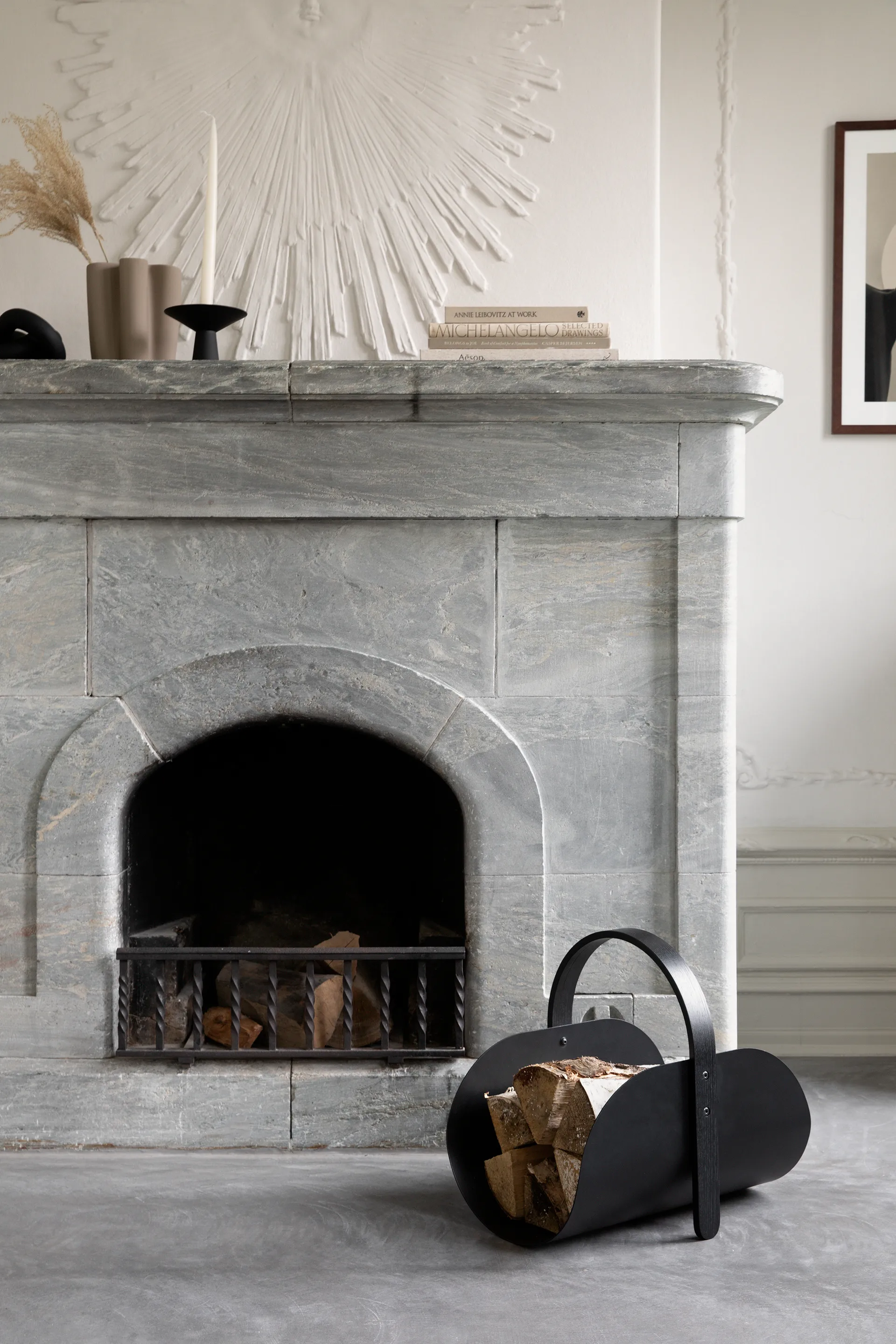 Cesta para leña Woody, Black stained oak Cooee Design