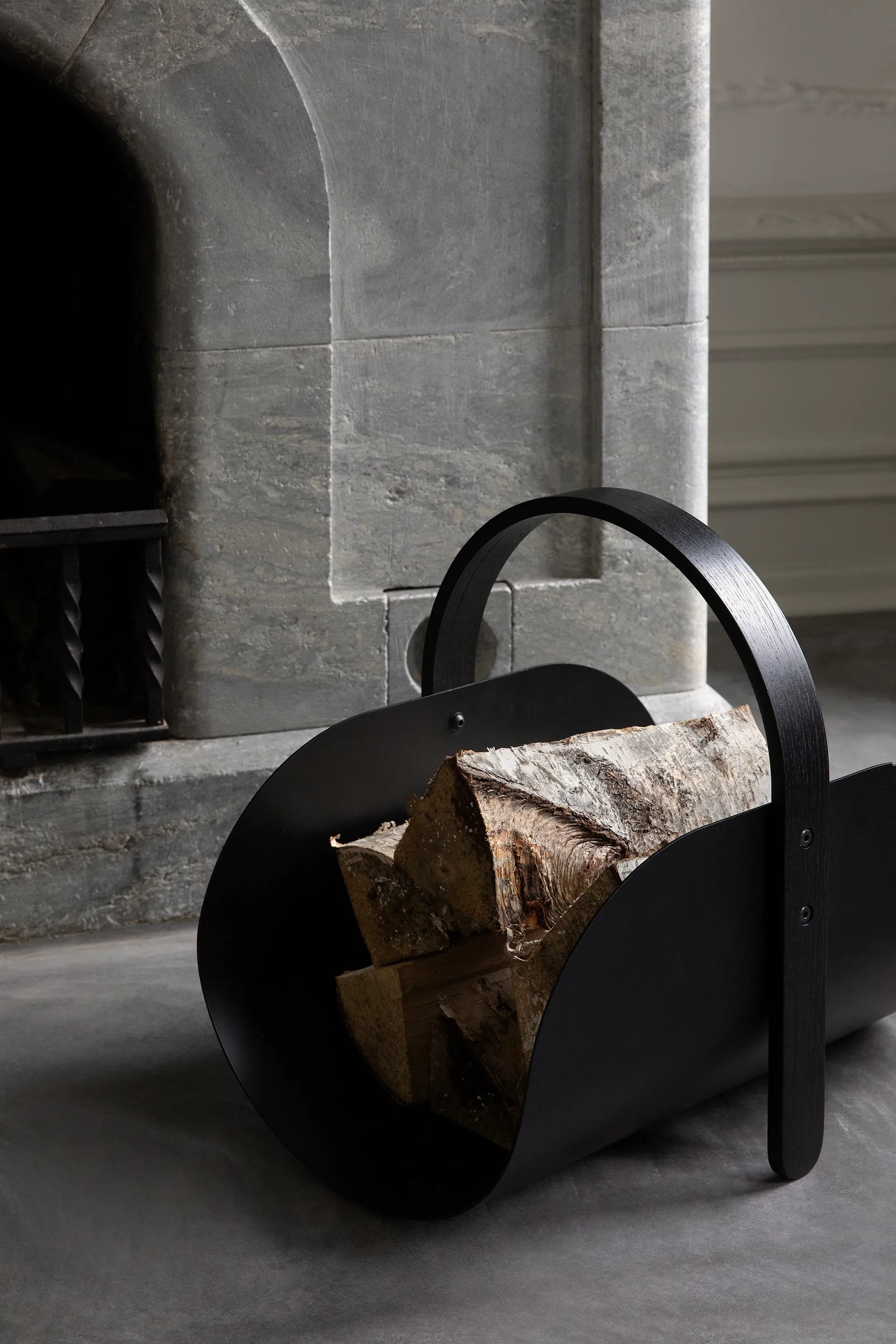 Cesta para leña Woody, Black stained oak Cooee Design