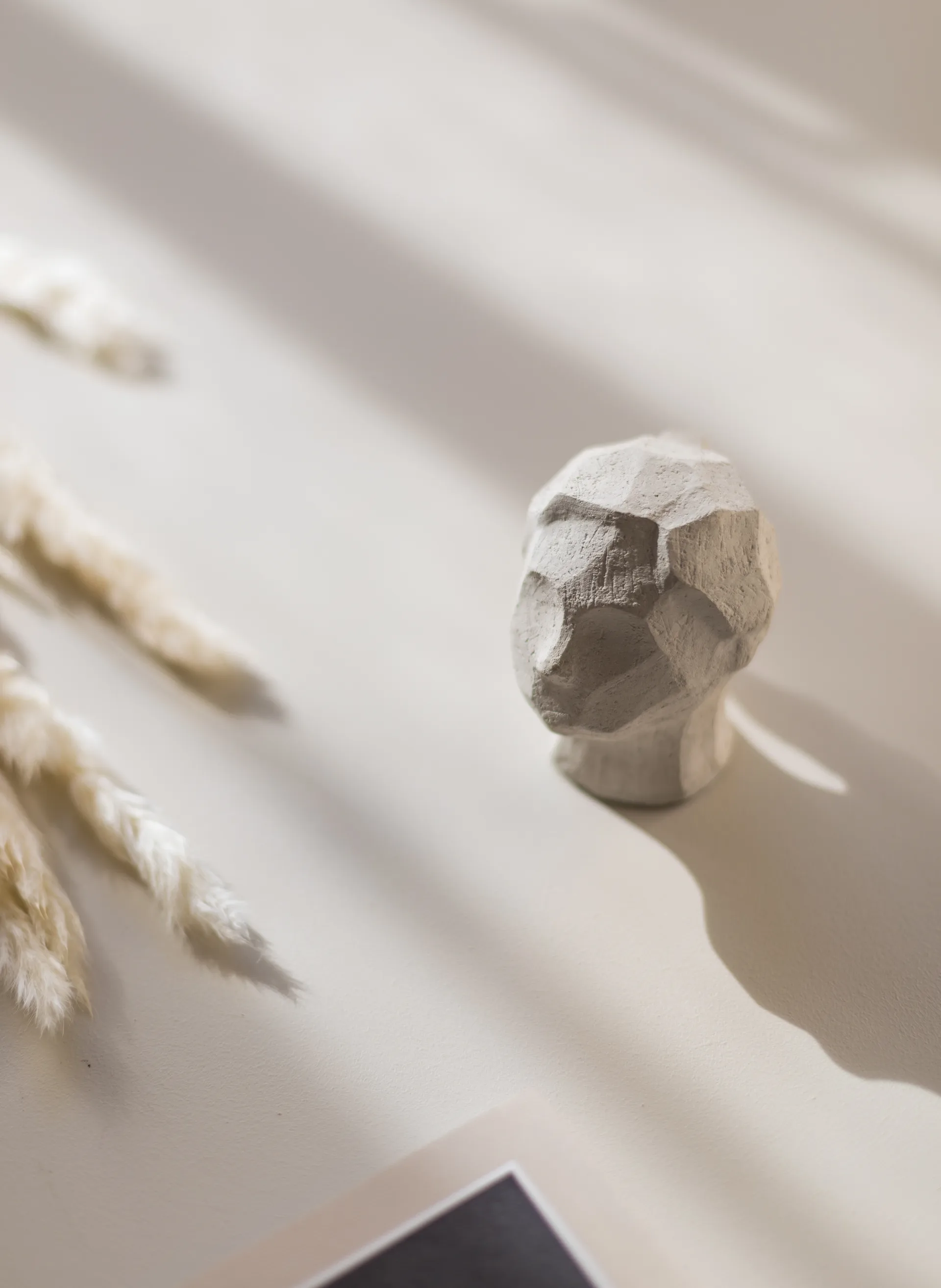 Escultura Benedict y Amal, Limestone Cooee Design
