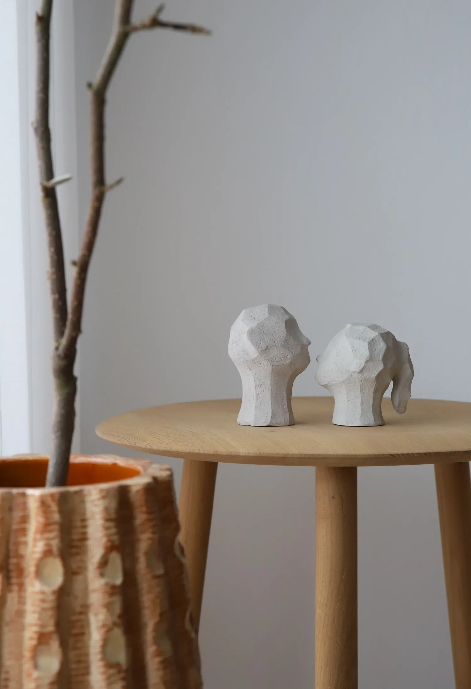 Escultura Benedict y Amal, Limestone Cooee Design