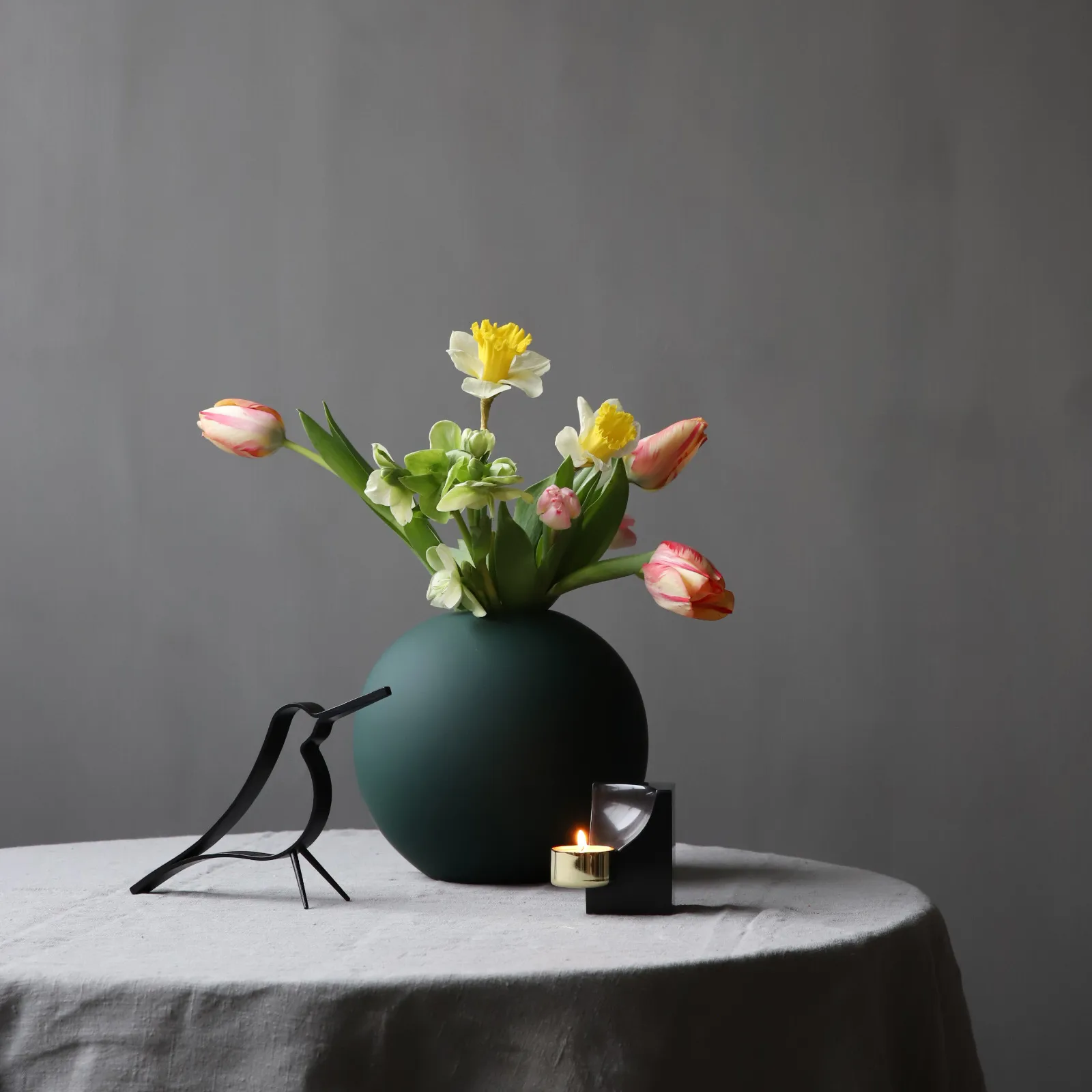 Figura Woody Bird pequeña, roble teñido de negro Cooee Design