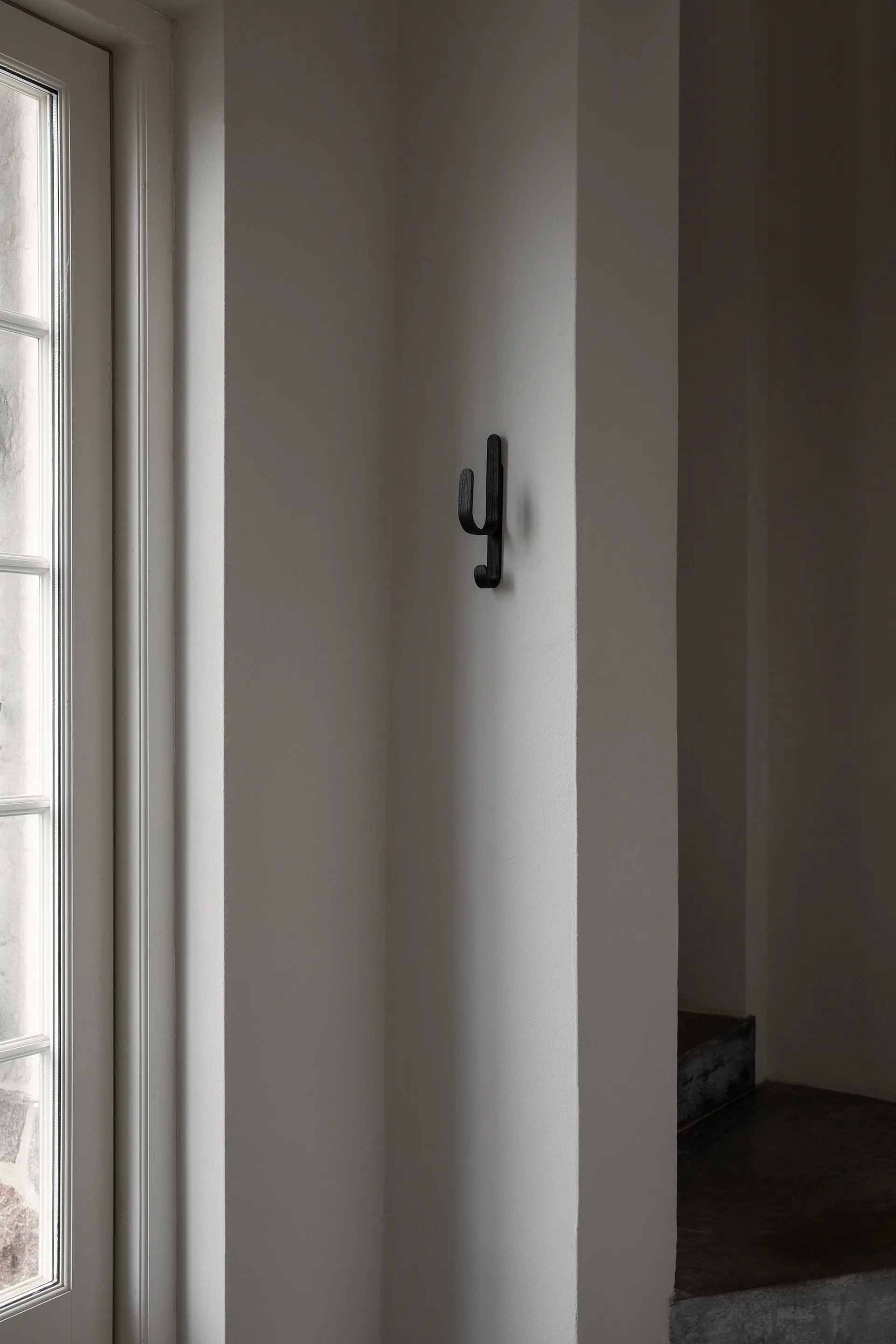 Gancho Woody One, Black stained oak Cooee Design