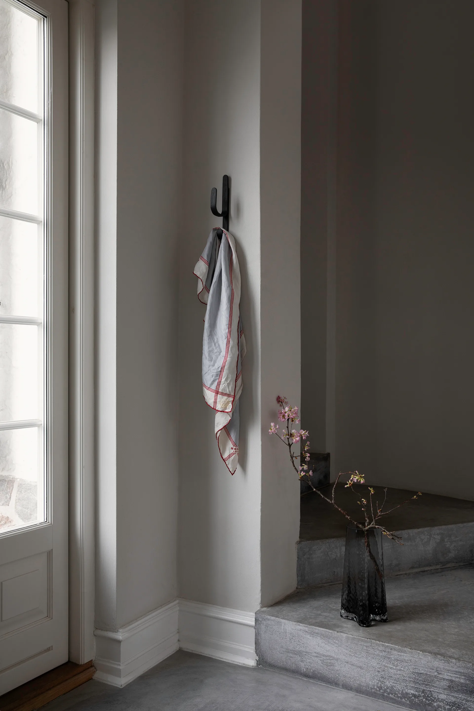 Gancho Woody One, Black stained oak Cooee Design